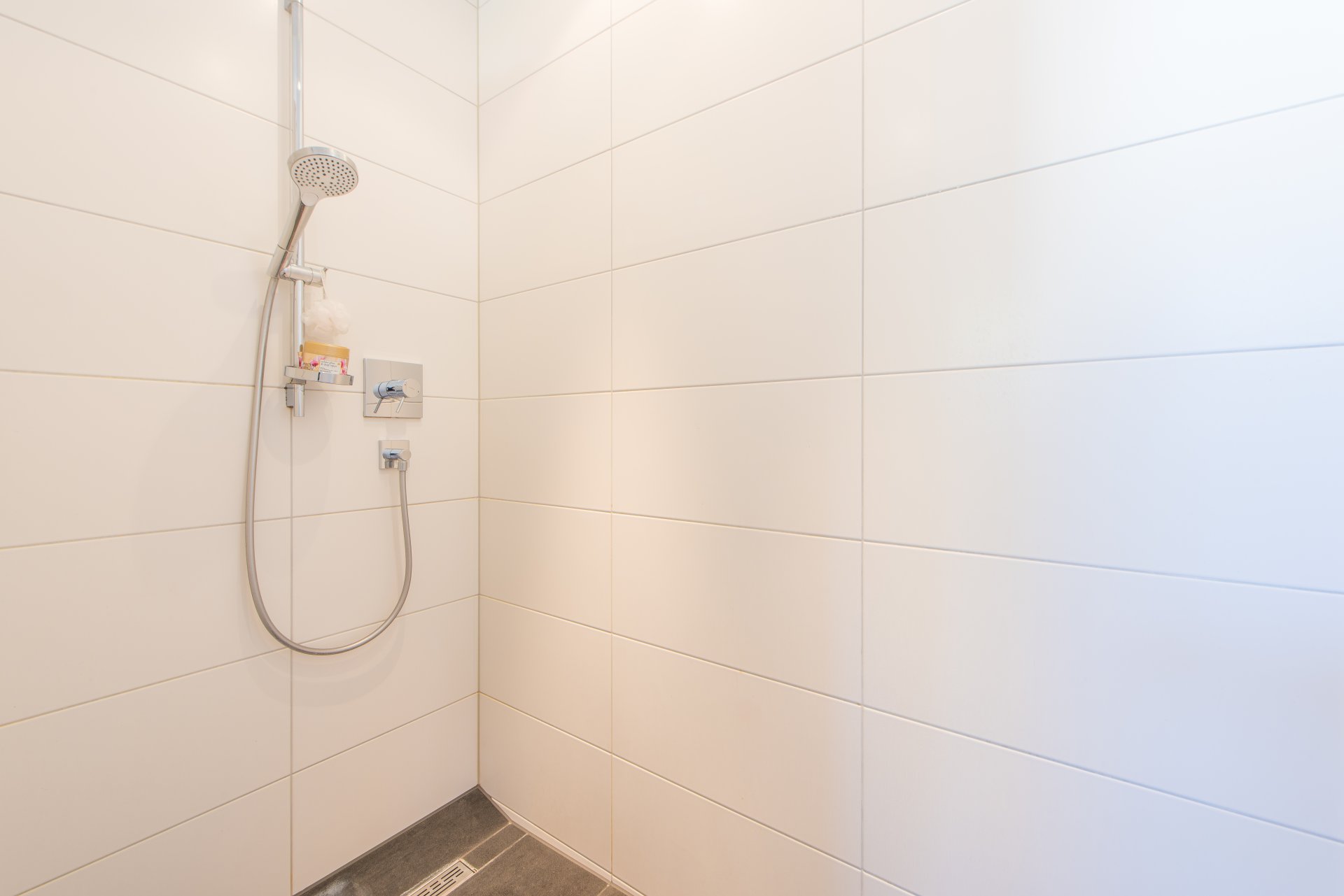 Bodengleiche Dusche im Kinderbad - Oliver Reifferscheid - Immobilienmakler Darmstadt
