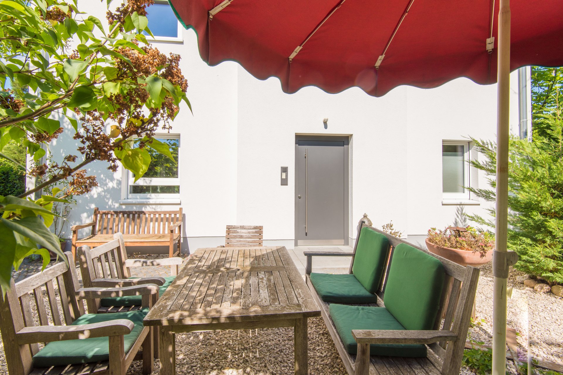 Frühstücksplatz vorm Haus - Oliver Reifferscheid - Immobilienmakler Darmstadt