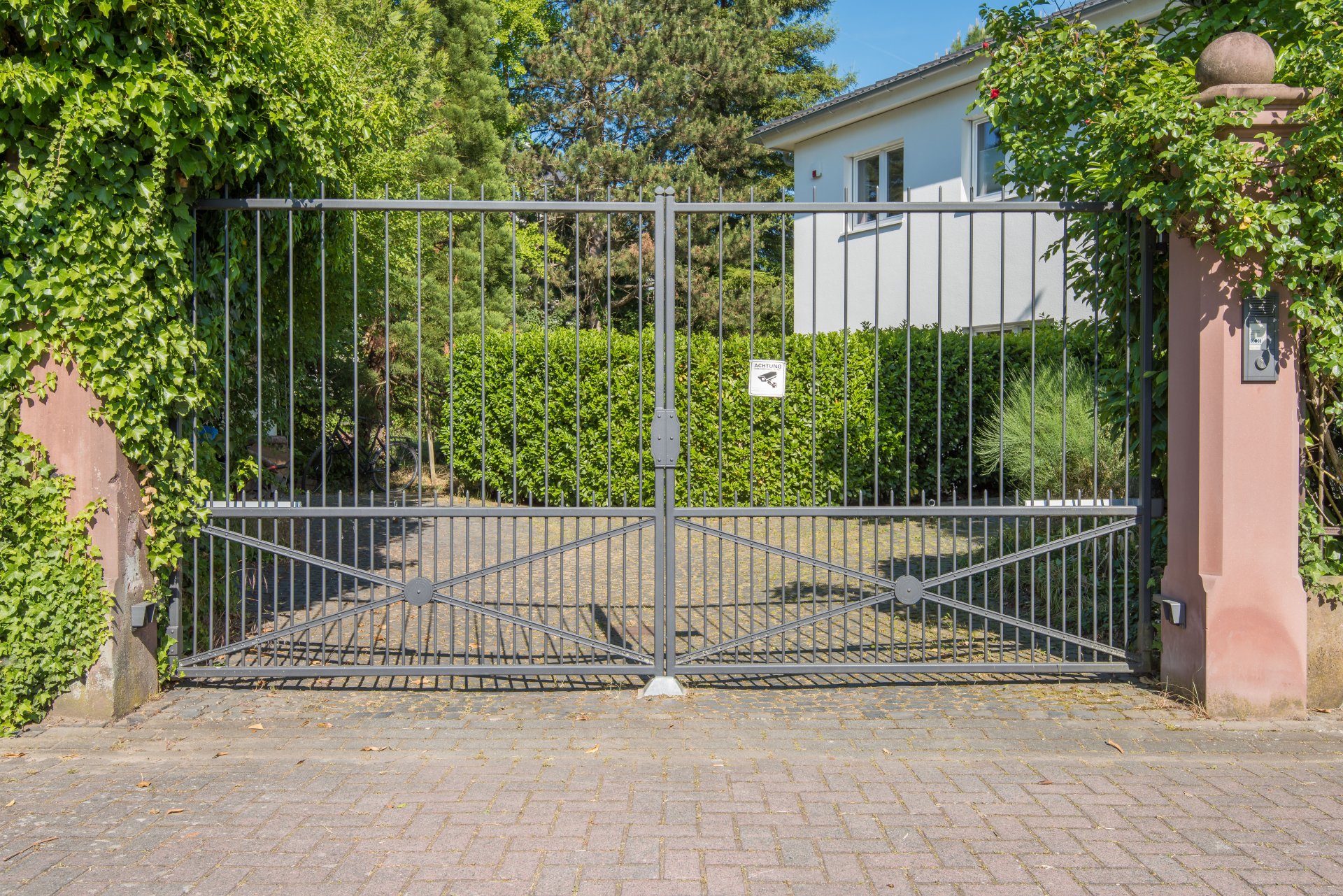Doppelflügliges, elektrisches Portal mit historischen Sandsteinpfosten - Oliver Reifferscheid - Immobilienmakler Darmstadt