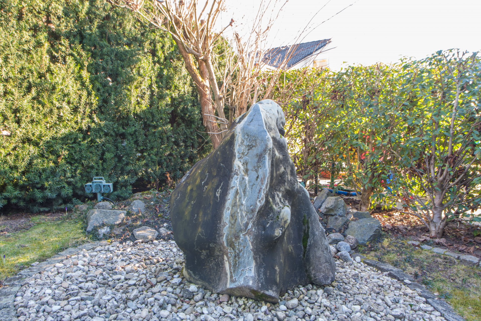Steinmonolith als Wasserspiel - Oliver Reifferscheid - Immobilienmakler Darmstadt