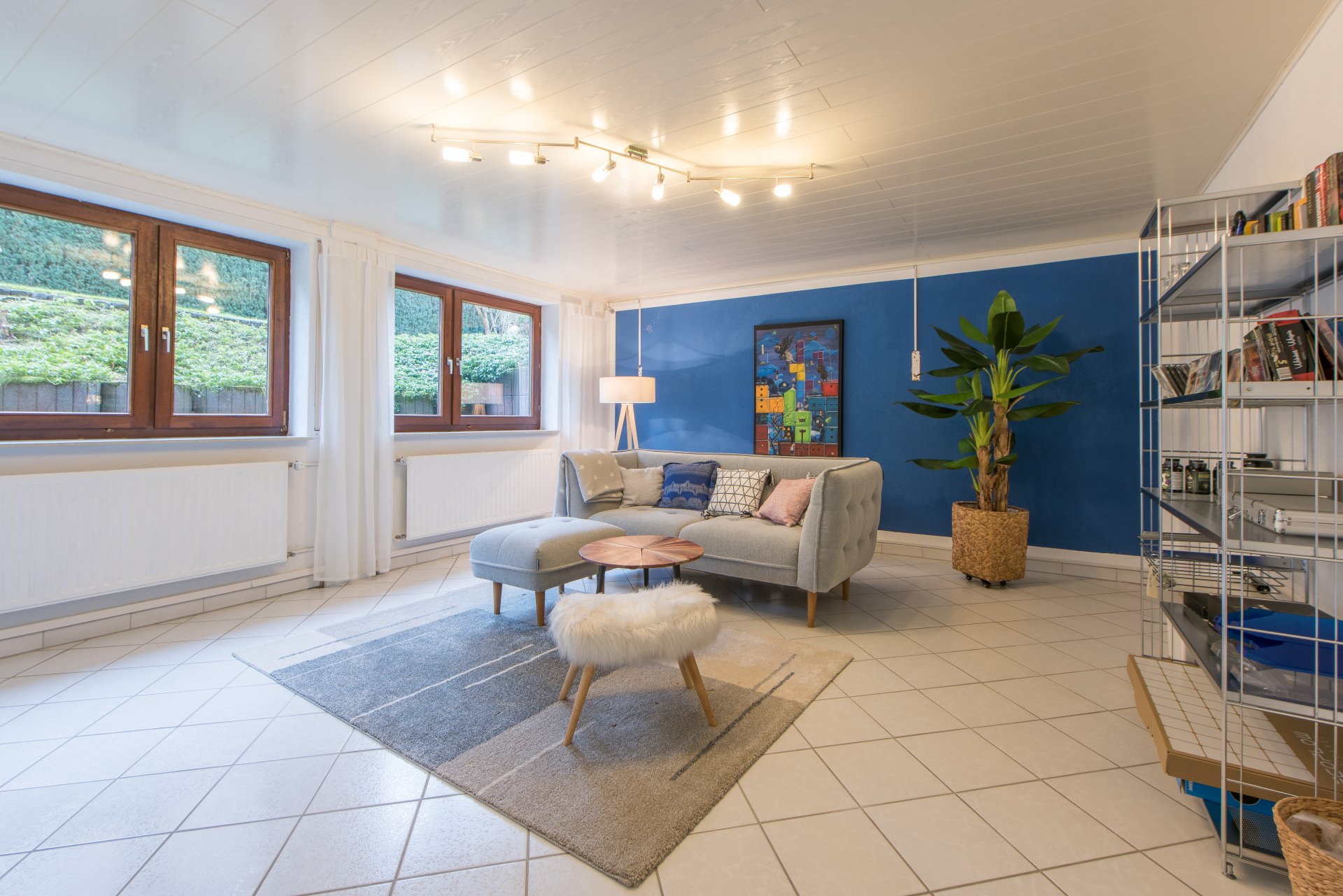 Wohnzimmer der Einliegerwohnung im Gartengeschoss, Fenster schauen weit aus der Erde raus - Oliver Reifferscheid - Immobilienmakler Darmstadt