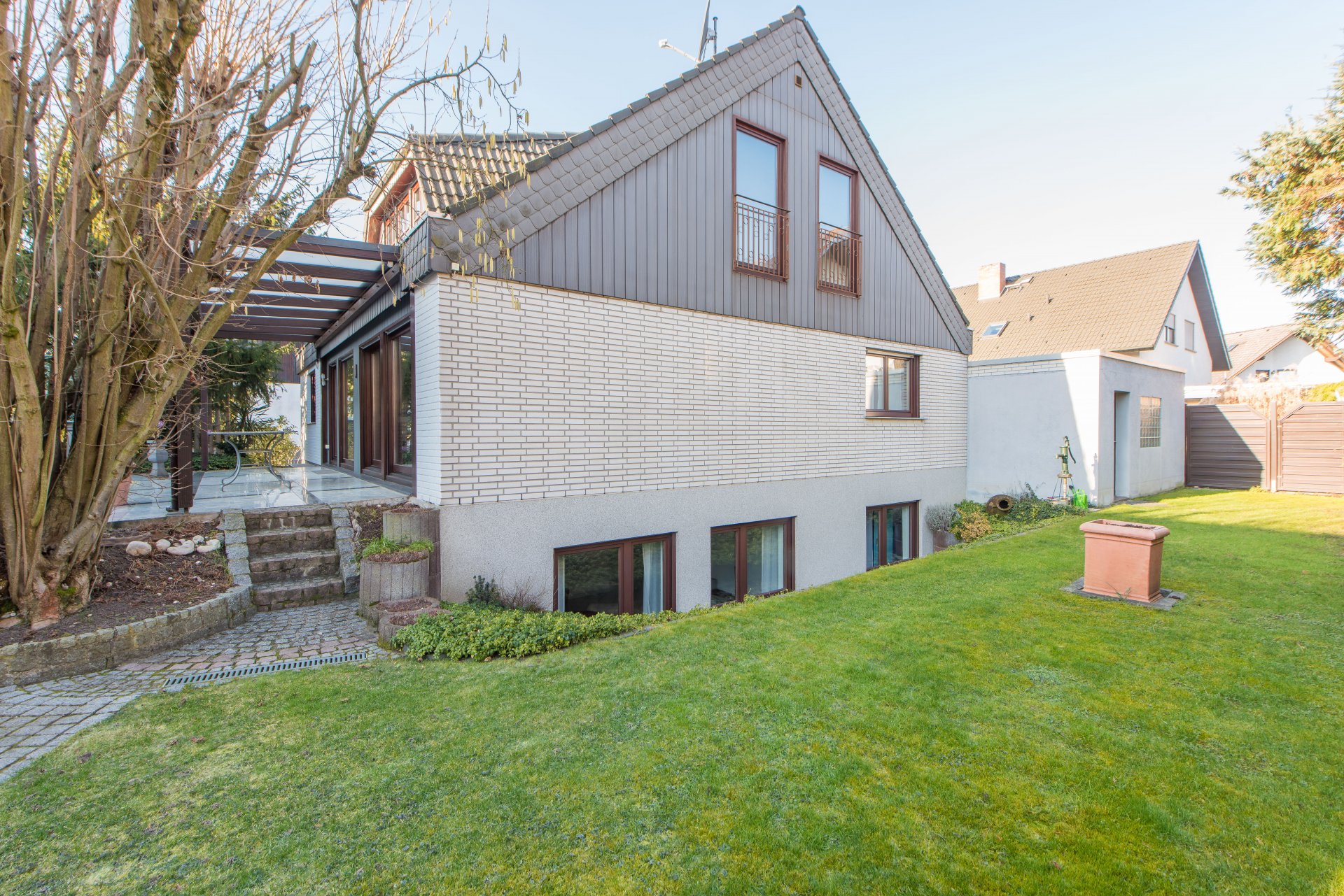 Das höher gesetzte Gartengeschoß schaut ordentlich weit aus der Erde raus - Oliver Reifferscheid - Immobilienmakler Darmstadt