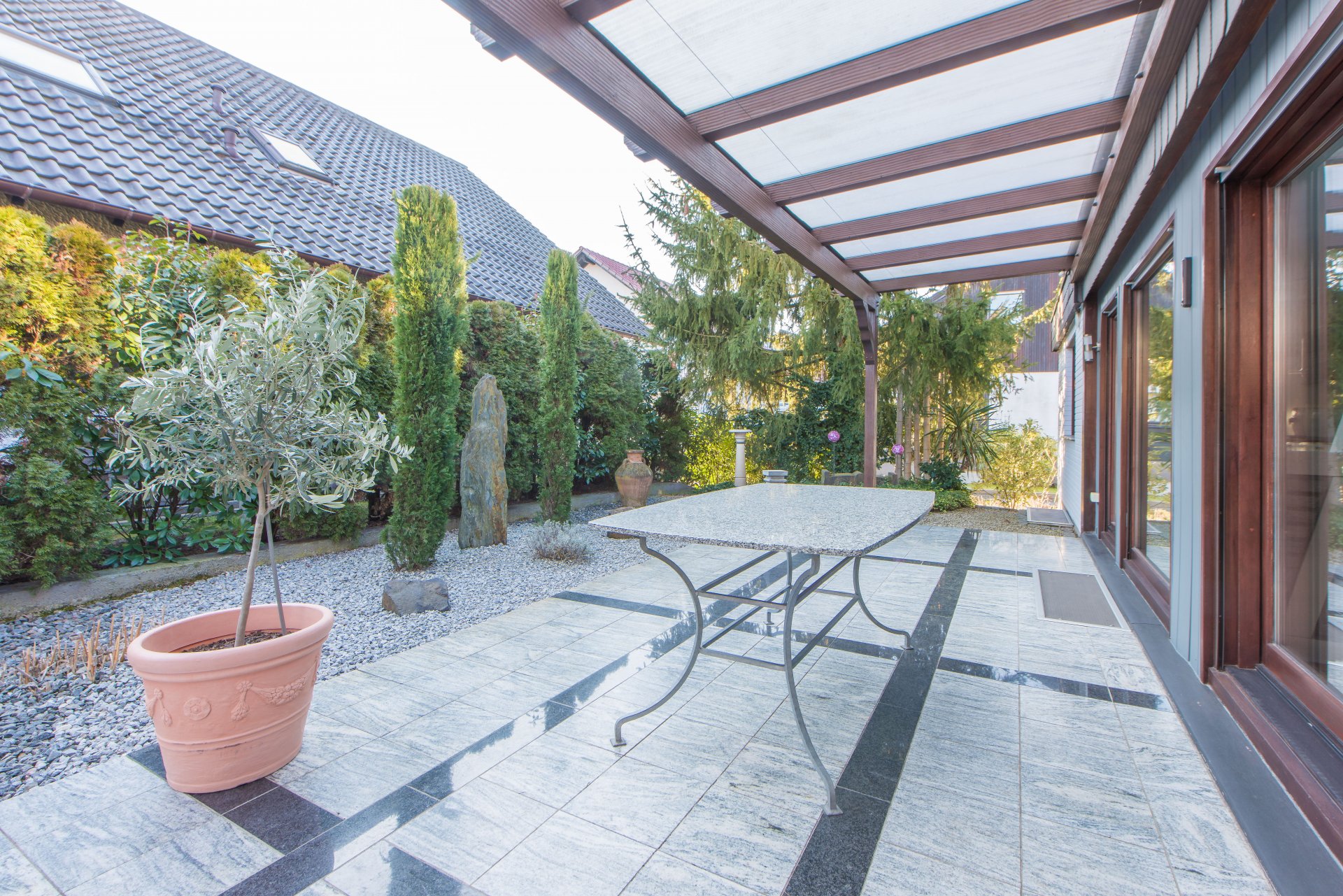 Überdachung für Terrassenspaß im Sommerregen (wäre letztes Jahr hilfreich gewesen) - Oliver Reifferscheid - Immobilienmakler Darmstadt