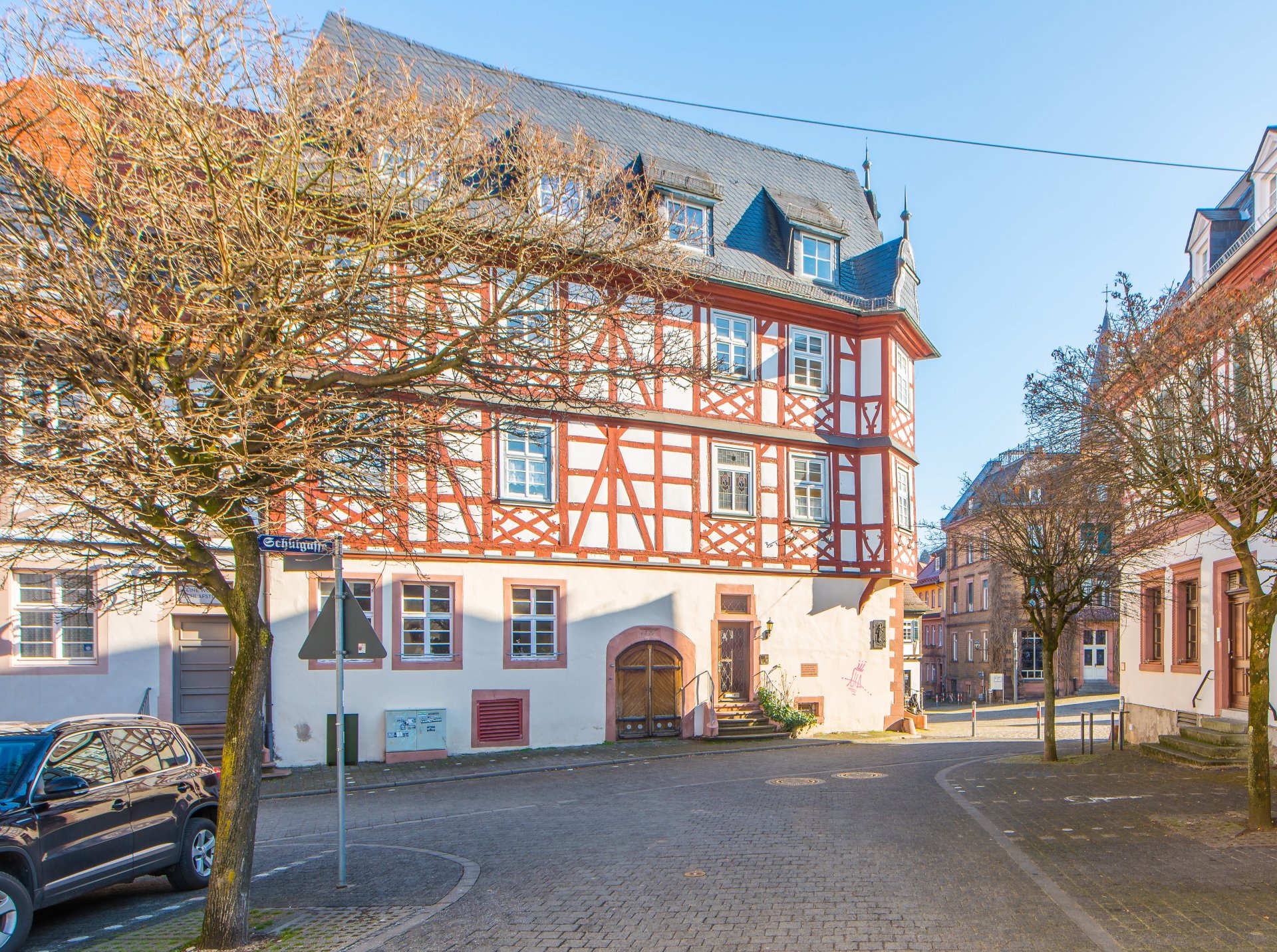 Ecklage sorgt für relativ helle Räume, Dach scheint in Ordnung zu sein - Oliver Reifferscheid - Immobilienmakler Darmstadt