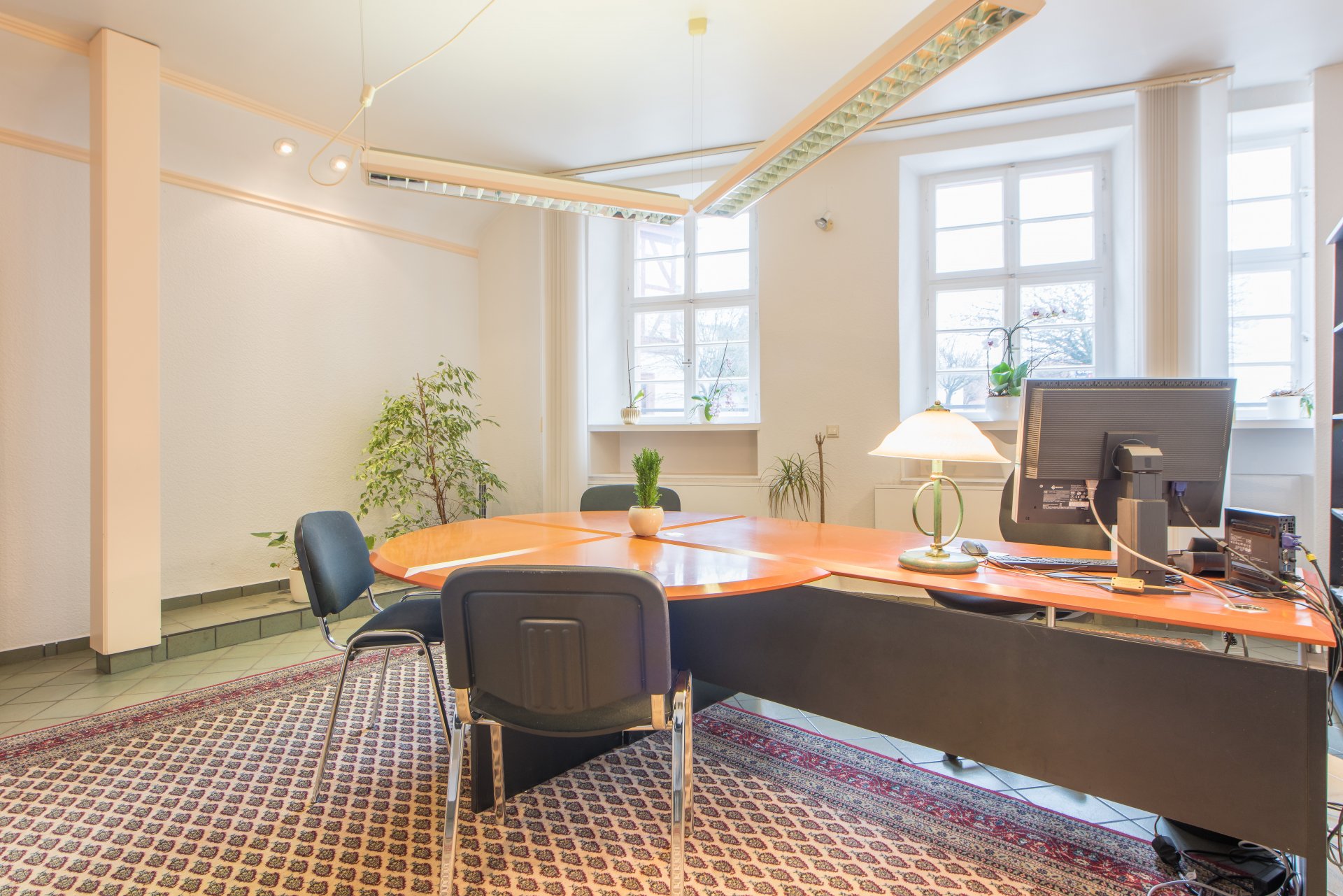 Großer Besprechungsraum auch als Gastzimmer, Chefzimmer usw. - Oliver Reifferscheid - Immobilienmakler Darmstadt