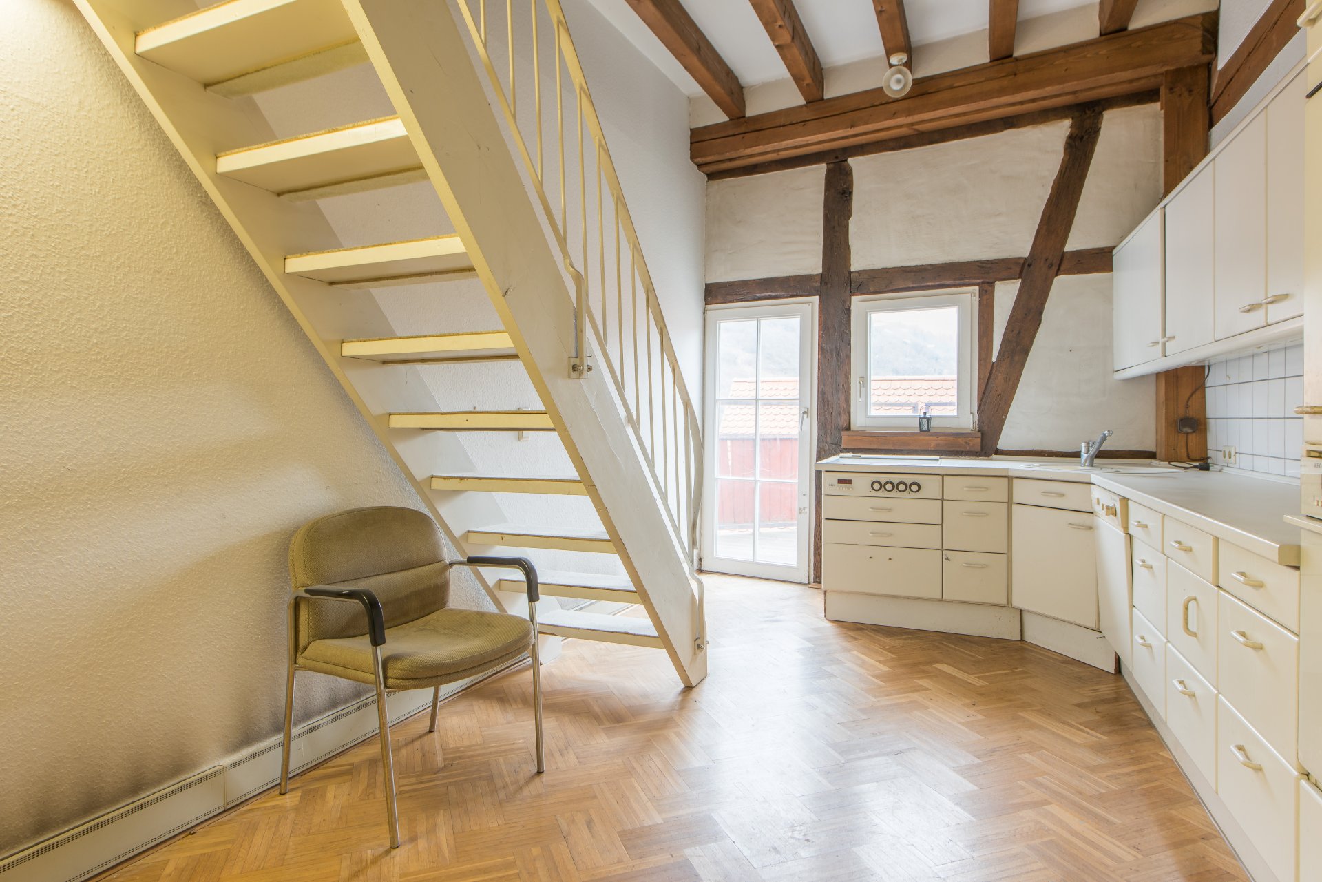Küche mit Aufgang zum Spitzboden - Oliver Reifferscheid - Immobilienmakler Darmstadt