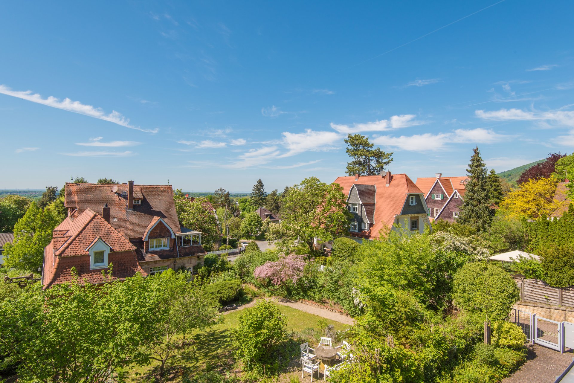 Blick über die luxuriösen Villen der Nachbarschaft, allesamt auf großen Grundstücken und viel Platz dazwischen - Oliver Reifferscheid - Immobilienmakler Darmstadt