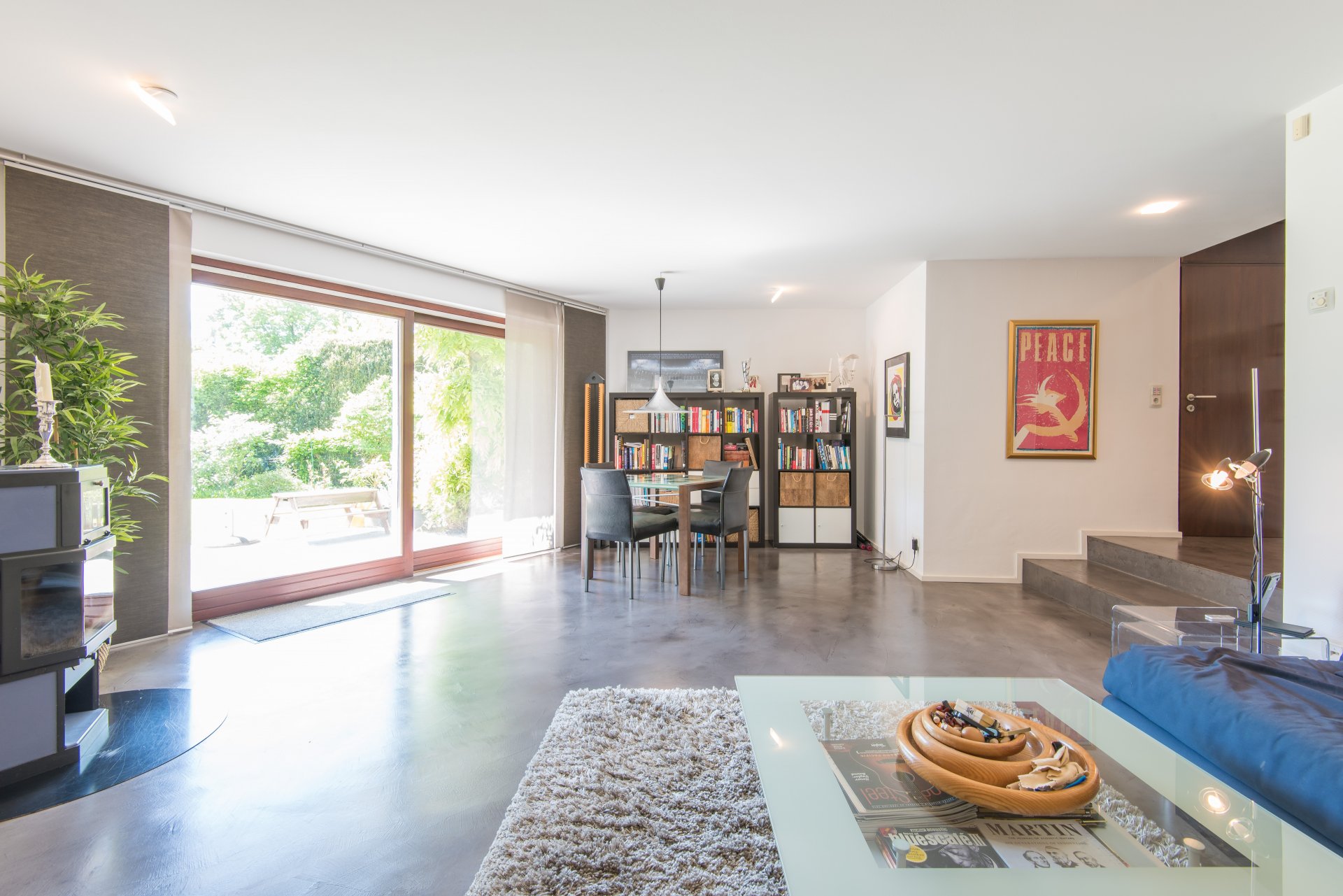 Wohnzimmer der Einliegerwohnung mit Estrichboden und großen bodentiefen Schiebetüren - Oliver Reifferscheid - Immobilienmakler Darmstadt