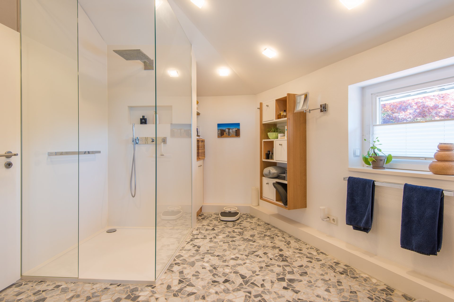 Modernes Bad mit bodengleicher Dusche in der Elternsuite - Oliver Reifferscheid - Immobilienmakler Darmstadt