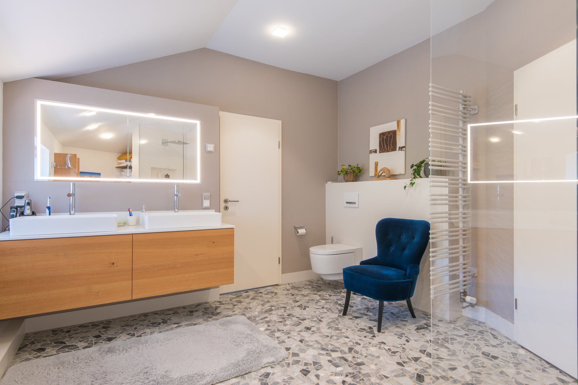 Bad der Elternsuite mit Tageslicht - Oliver Reifferscheid - Immobilienmakler Darmstadt