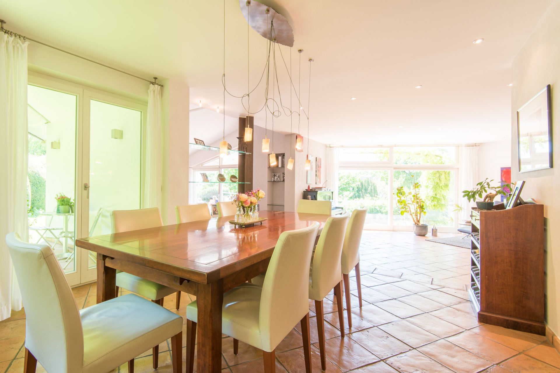 Familienessplatz halboffen zum Esszimmer, die grünen Reflektionen kommen aus dem supergrünen Garten - Oliver Reifferscheid - Immobilienmakler Darmstadt