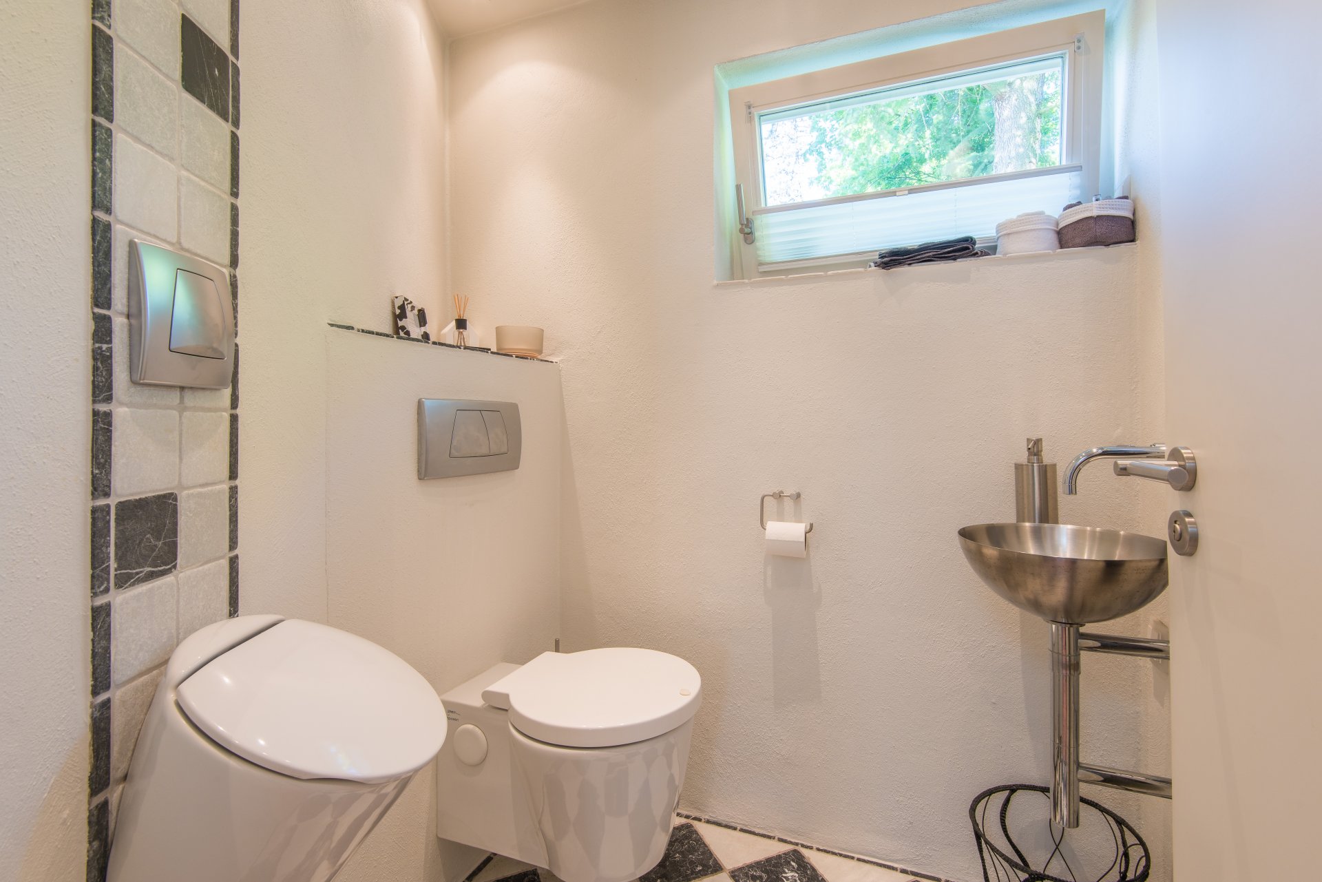 Modernes Gäste-WC im Eingangsbereich - Oliver Reifferscheid - Immobilienmakler Darmstadt