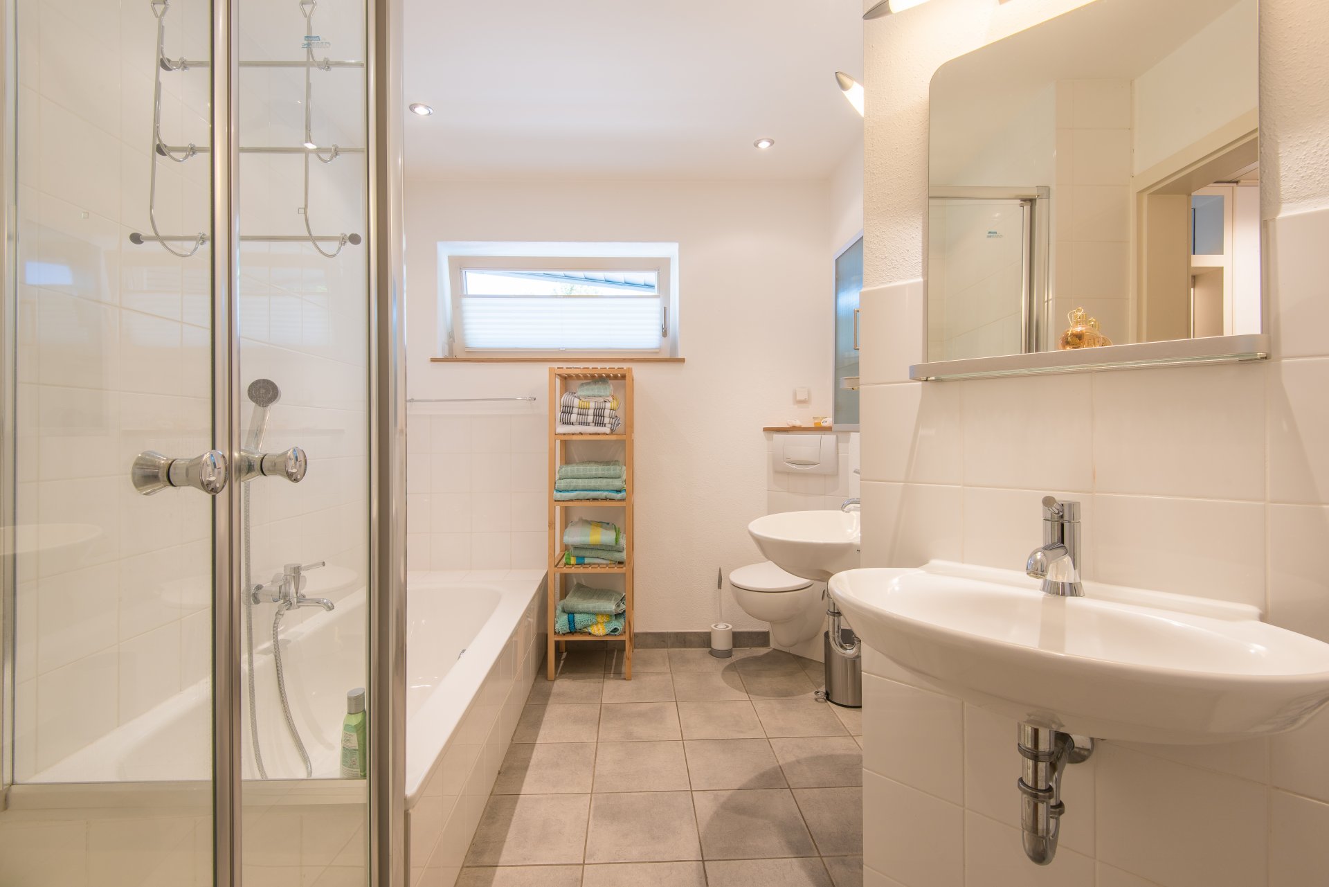 Bad im Kinderbereich mit Tageslicht, Dusche, Wanne, 2x Waschbecken und WC - Oliver Reifferscheid - Immobilienmakler Darmstadt
