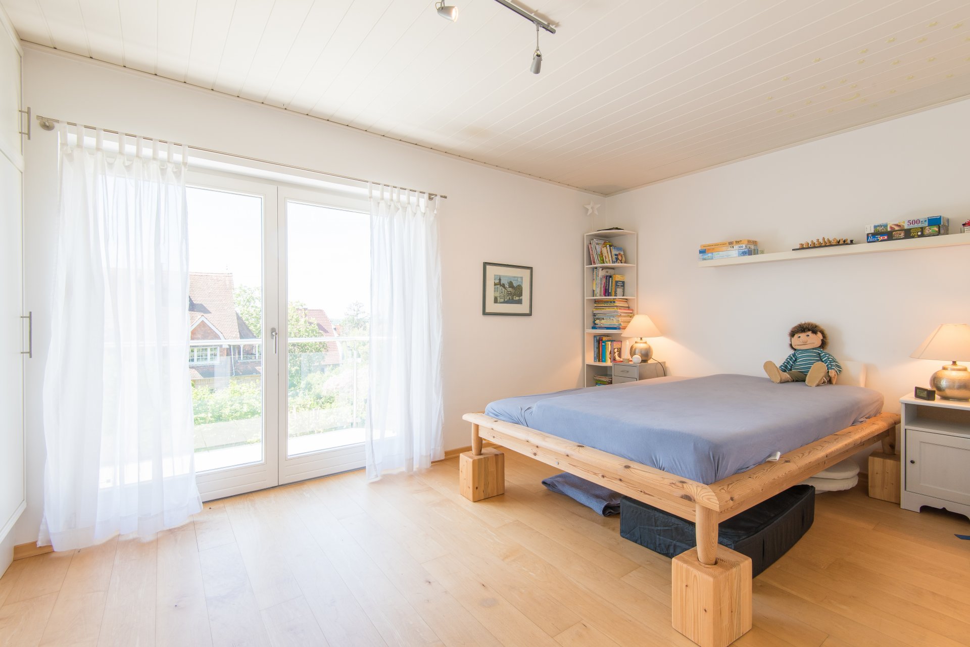 Kinderzimmer 2 mit Blick, Parkett und Einbauschränken im Kinderbereich - Oliver Reifferscheid - Immobilienmakler Darmstadt