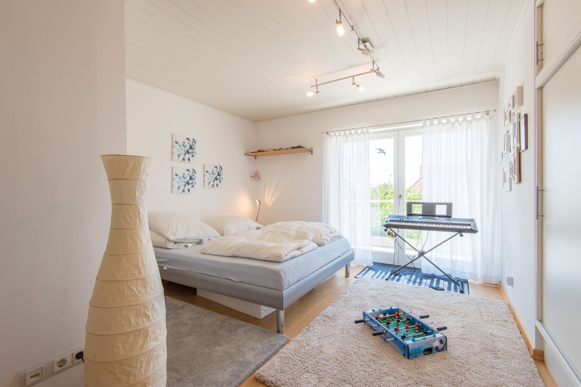 Kinderzimmer mit Blick, Parkett und Einbauschränken im Kinderbereich - Oliver Reifferscheid - Immobilienmakler Darmstadt