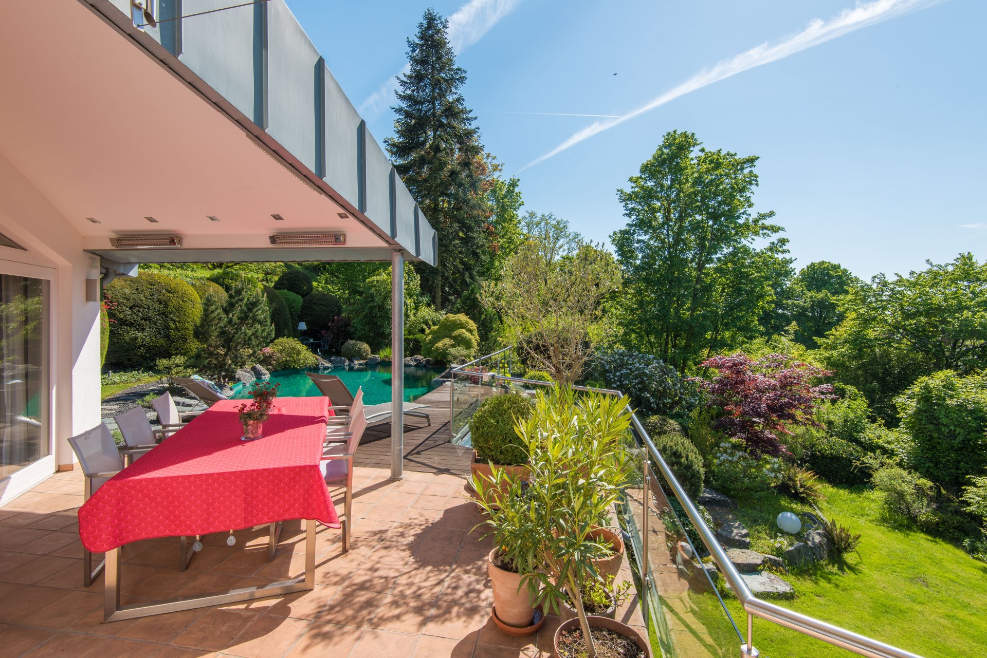 Essen und Feiern mit Blick und Privatsphäre, elektrische Wärmestrahler an der Decke für die ersten Sonnentage im Frühling - Oliver Reifferscheid - Immobilienmakler Darmstadt