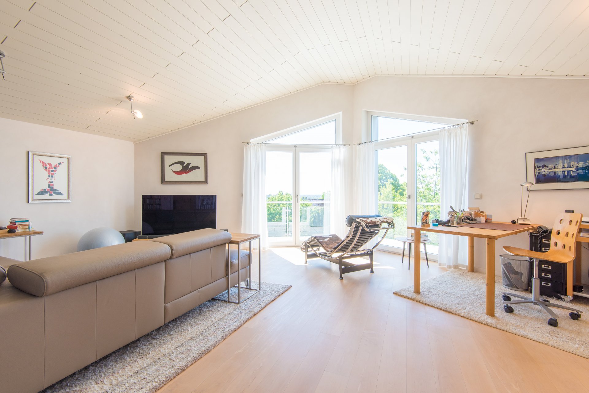 Wohnzimmer der separaten Elternsuite mit Blick und Terrasse - Oliver Reifferscheid - Immobilienmakler Darmstadt