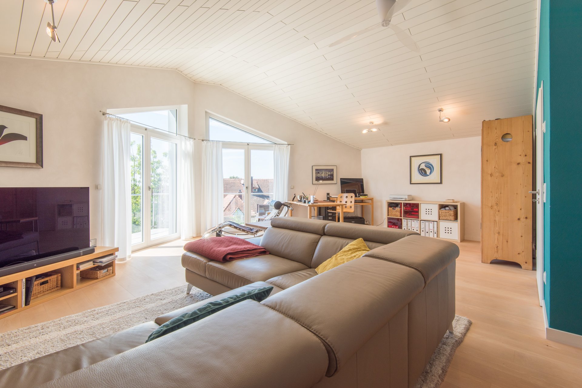 Zur Elternsuite gehören ein Wohnzimmer, eine Terrasse, ein Schlafzimmer, ein Bad mit zwei Zugängen, Ankleidezimmer und eine Abseite - Oliver Reifferscheid - Immobilienmakler Darmstadt