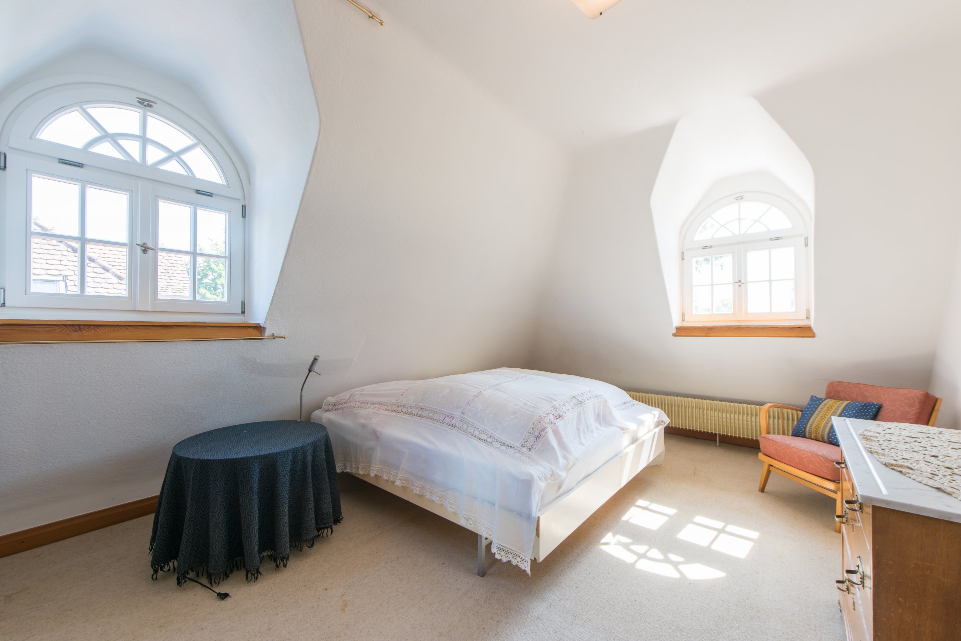 Kinderzimmer im DG, vermutlich auch Dielen unter dem Teppich - Oliver Reifferscheid - Immobilienmakler Darmstadt