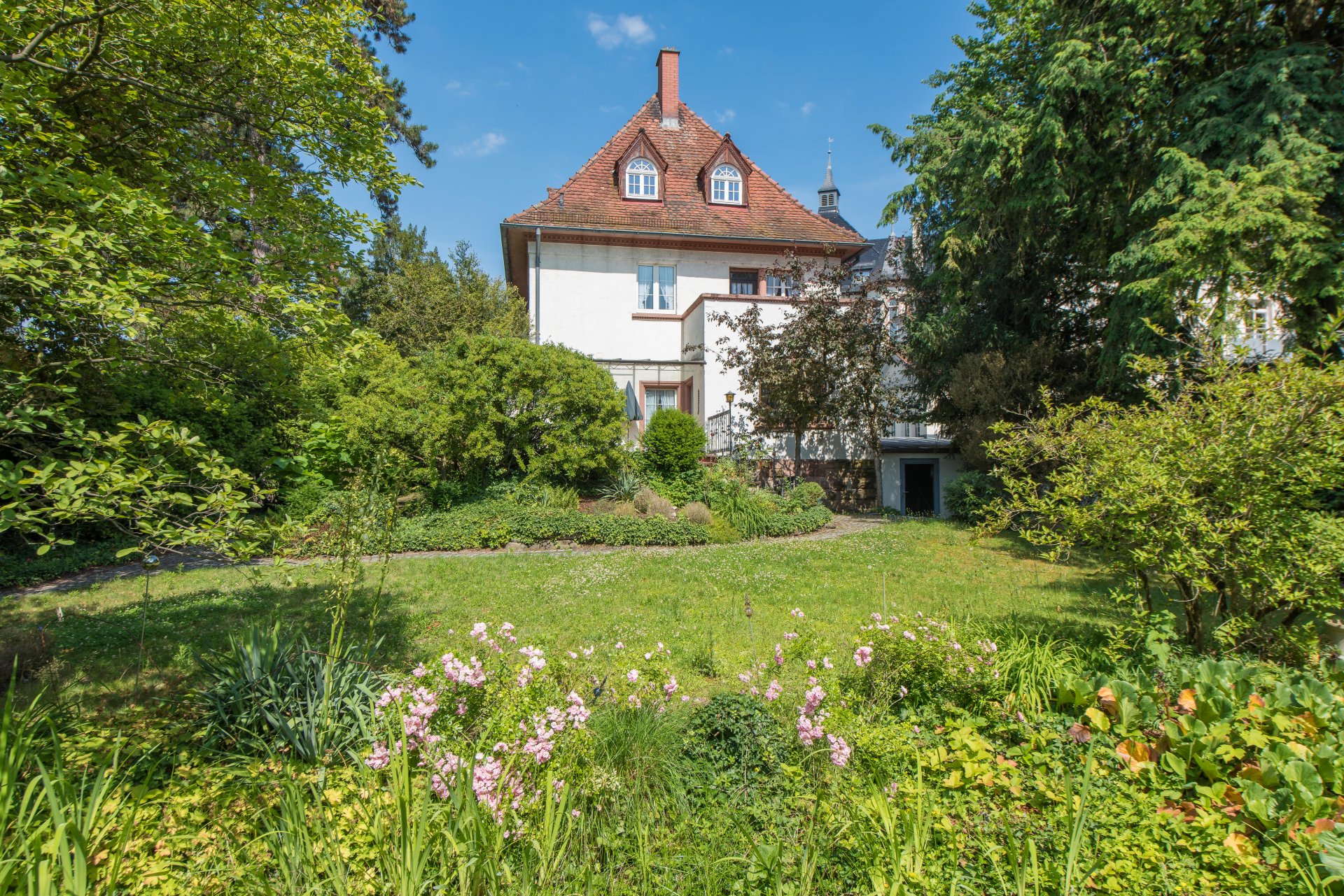 Großer Westgarten mit Rasen für den Pool oder das Trampolin - Oliver Reifferscheid - Immobilienmakler Darmstadt