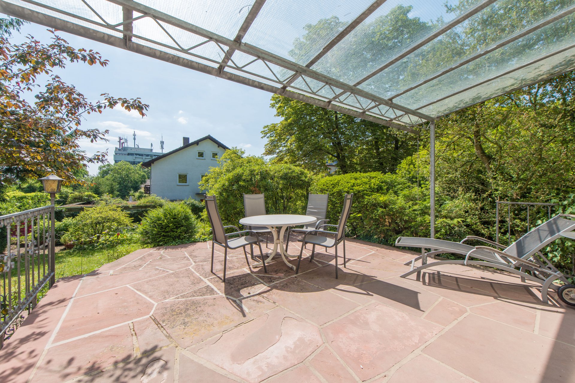 Fast 30 m² Westterrasse mit Glasüberdachung, viel Platz für Ihre Gartenlounge, Esstisch und die neue Sommerküche - Oliver Reifferscheid - Immobilienmakler Darmstadt