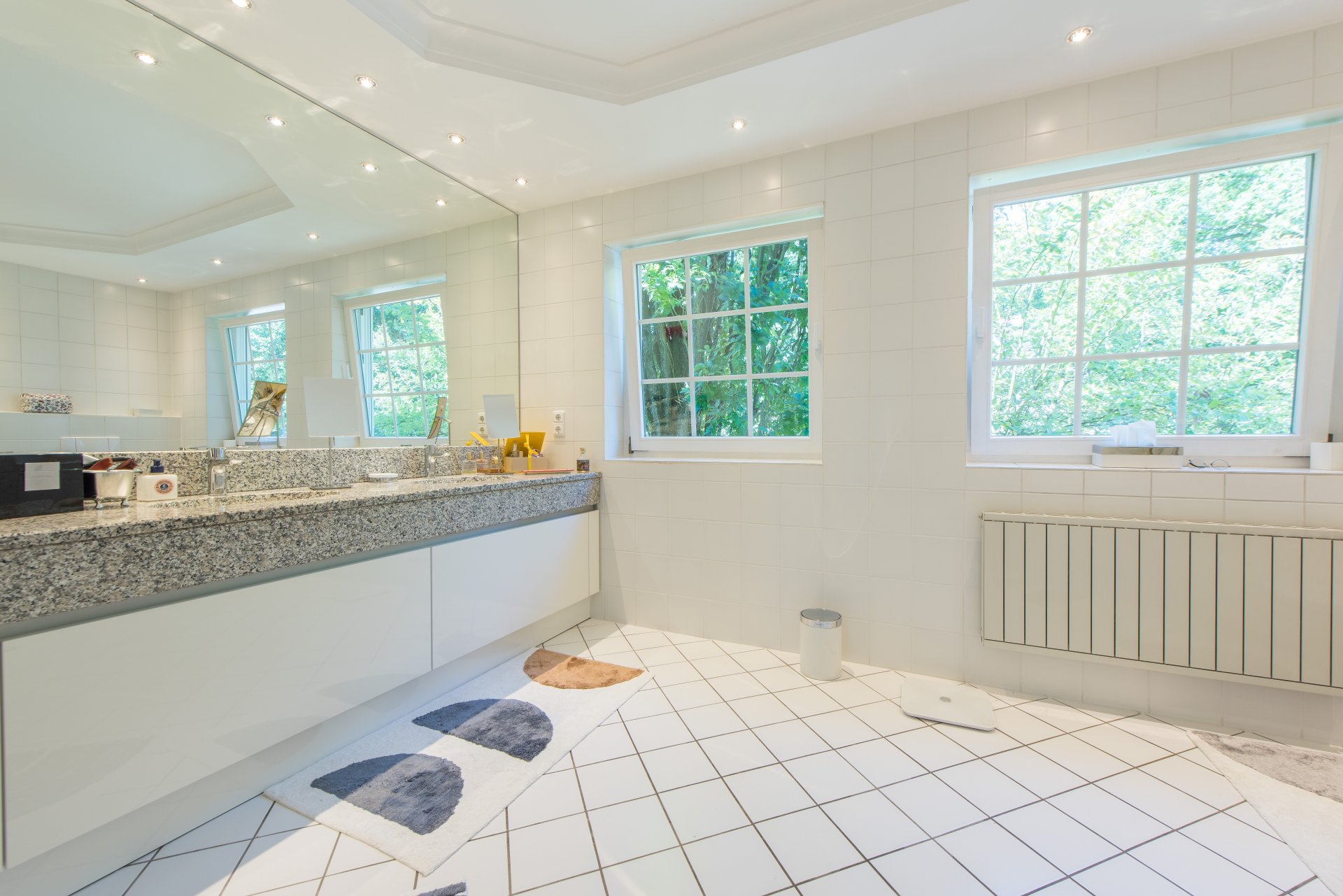 Waschtisch für 2 Personen mit neuen Waschbecken - Oliver Reifferscheid - Immobilienmakler Darmstadt