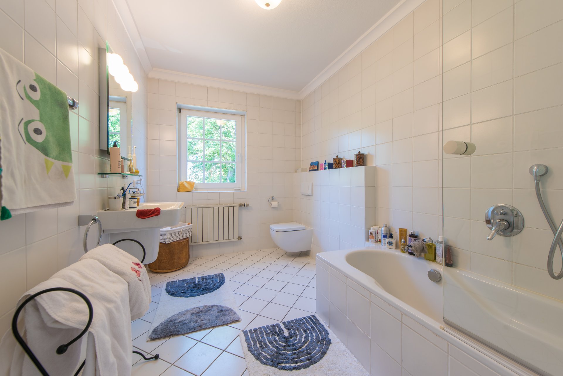Kinderbad mit Badewanne im OG - Oliver Reifferscheid - Immobilienmakler Darmstadt