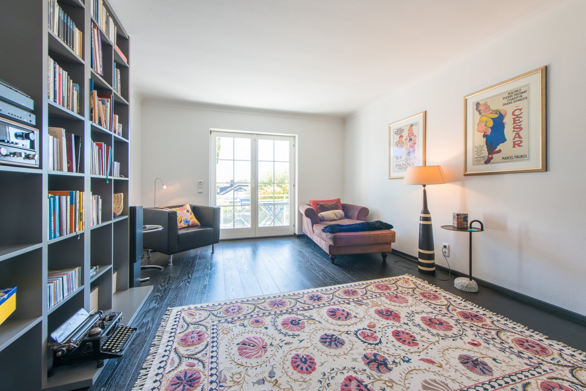 Kinderzimmer mit doppelflügliger, bodentiefer Glastür zum Südbalkon - Oliver Reifferscheid - Immobilienmakler Darmstadt