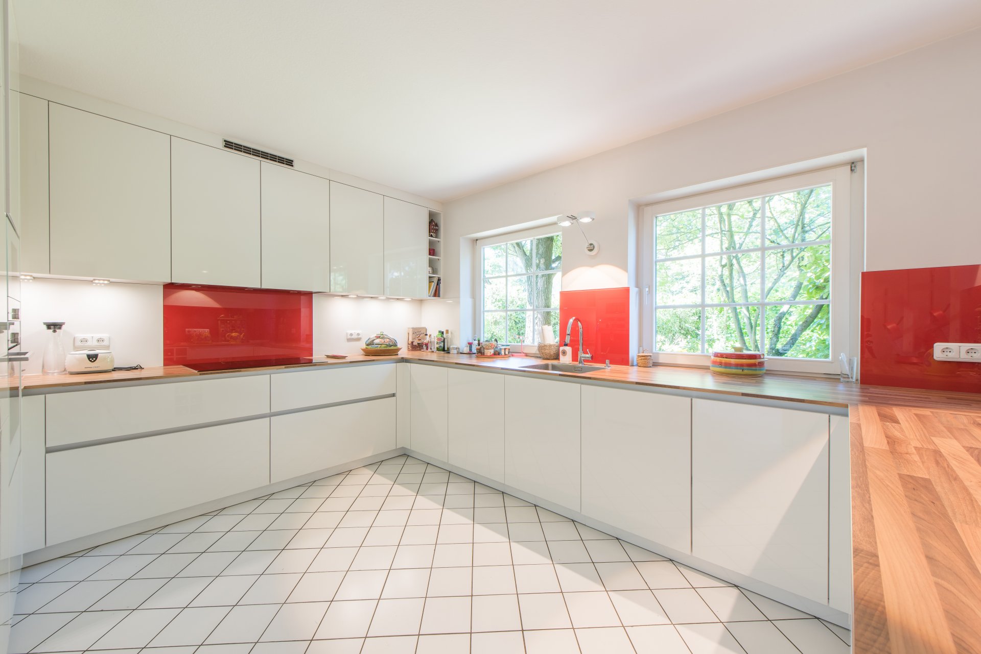 Von der Küche haben Sie Blick auf den eigenen großen Vorgarten und auf die kleine Straße - Oliver Reifferscheid - Immobilienmakler Darmstadt