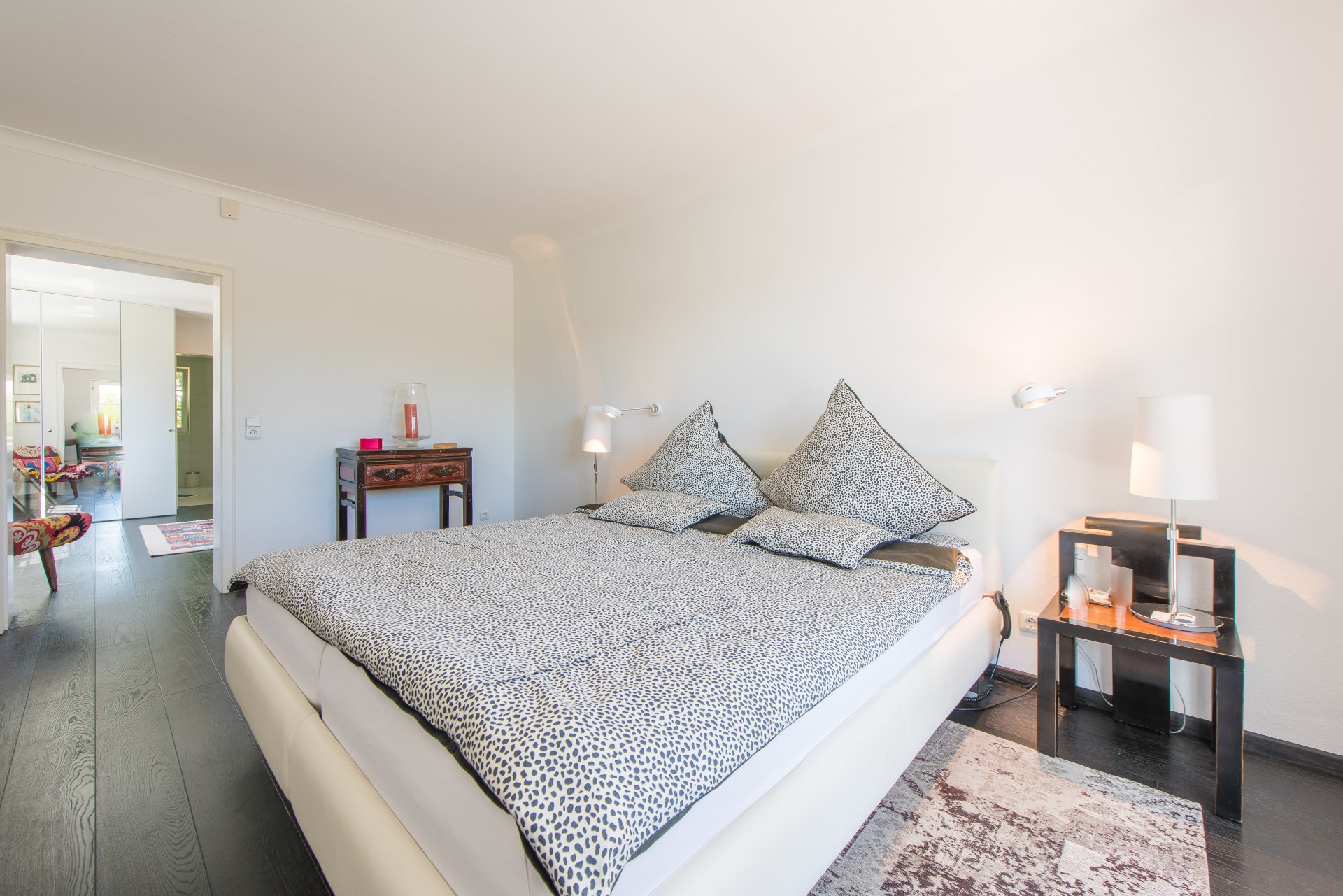Die Elternsuite besteht aus Schlafzimmer, großer Ankleide, sehr großem Vollbad und einem Südbalkon - Oliver Reifferscheid - Immobilienmakler Darmstadt
