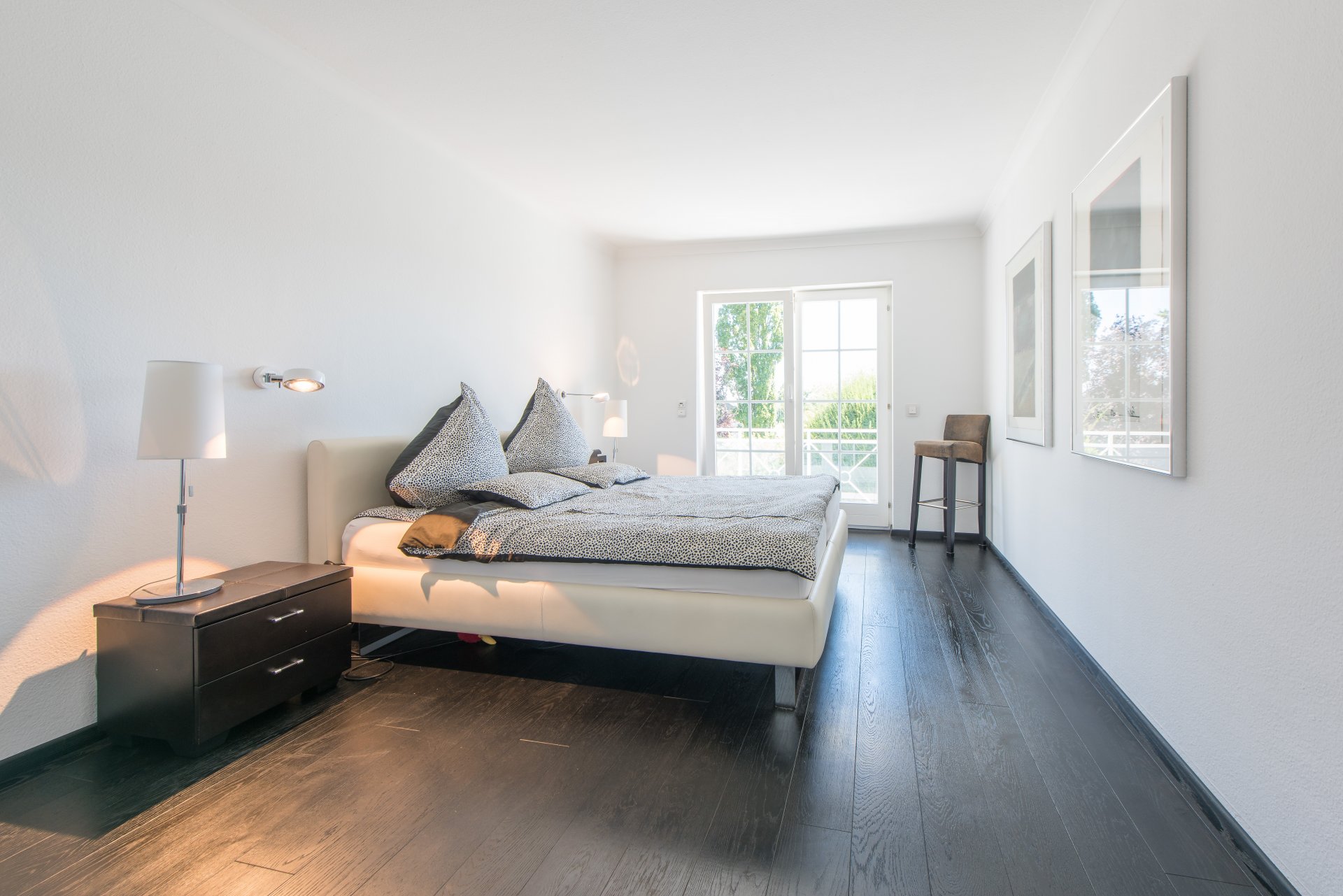 Schlafzimmer der Elternsuite mit Zugang zum Südbalkon - Oliver Reifferscheid - Immobilienmakler Darmstadt