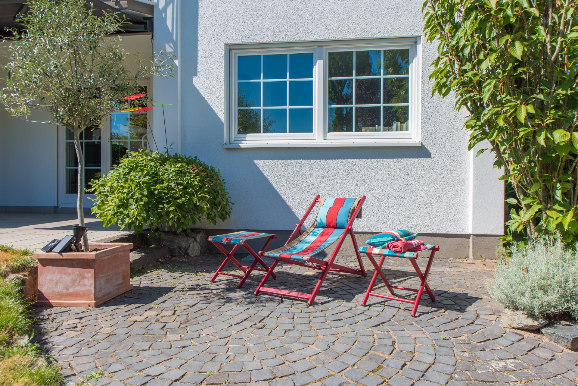 Natursteinterrasse wunderbar fürs Sonnenbad - Oliver Reifferscheid - Immobilienmakler Darmstadt