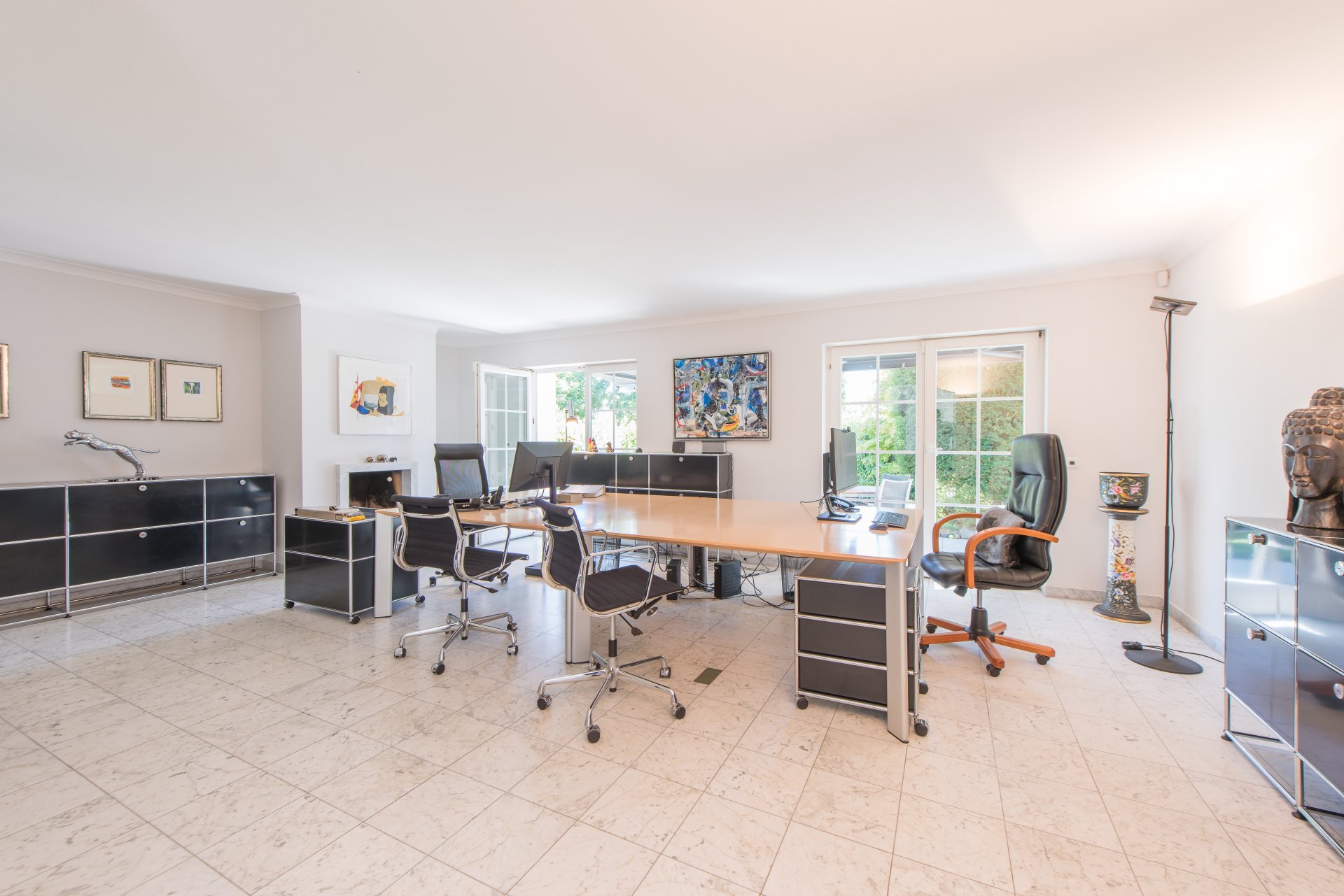 Wohnzimmer mit 2x doppelflügligen, bodentiefen Fenstertüren zum Südgarten hin, der Raum wird derzeit als Büro genutzt - Oliver Reifferscheid - Immobilienmakler Darmstadt
