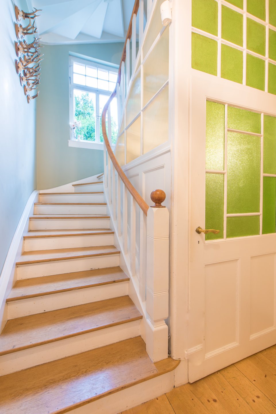 Treppenhaus mit grünem Windfangglas, wunderschönes Licht - Oliver Reifferscheid - Immobilienmakler Darmstadt