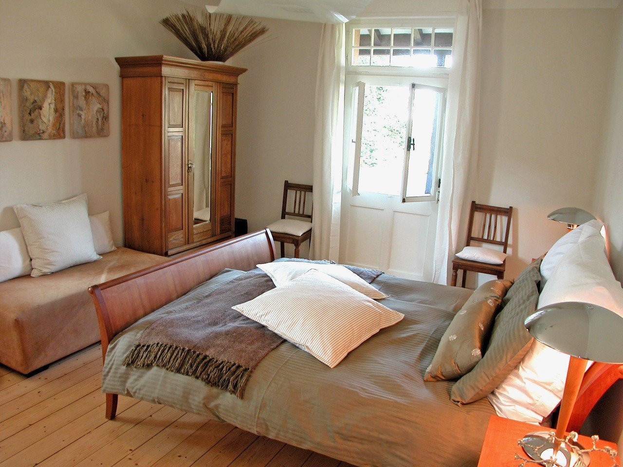 Schlafzimmer mit Gartenbalkon - Bild vom Verkäufer - Oliver Reifferscheid - Immobilienmakler Darmstadt