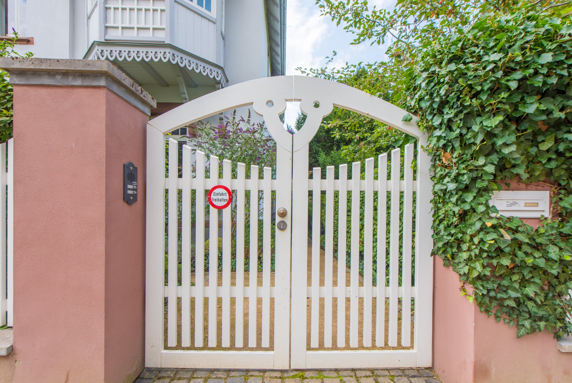 Nicht nur Innen sondern auch Außen top saniert. Käufer unterschätzen eigentlich fast immer die hohen Kosten der Erstellung einer Außenanlage, hier ist Außen schon fast alles fertig - Oliver Reifferscheid - Immobilienmakler Darmstadt