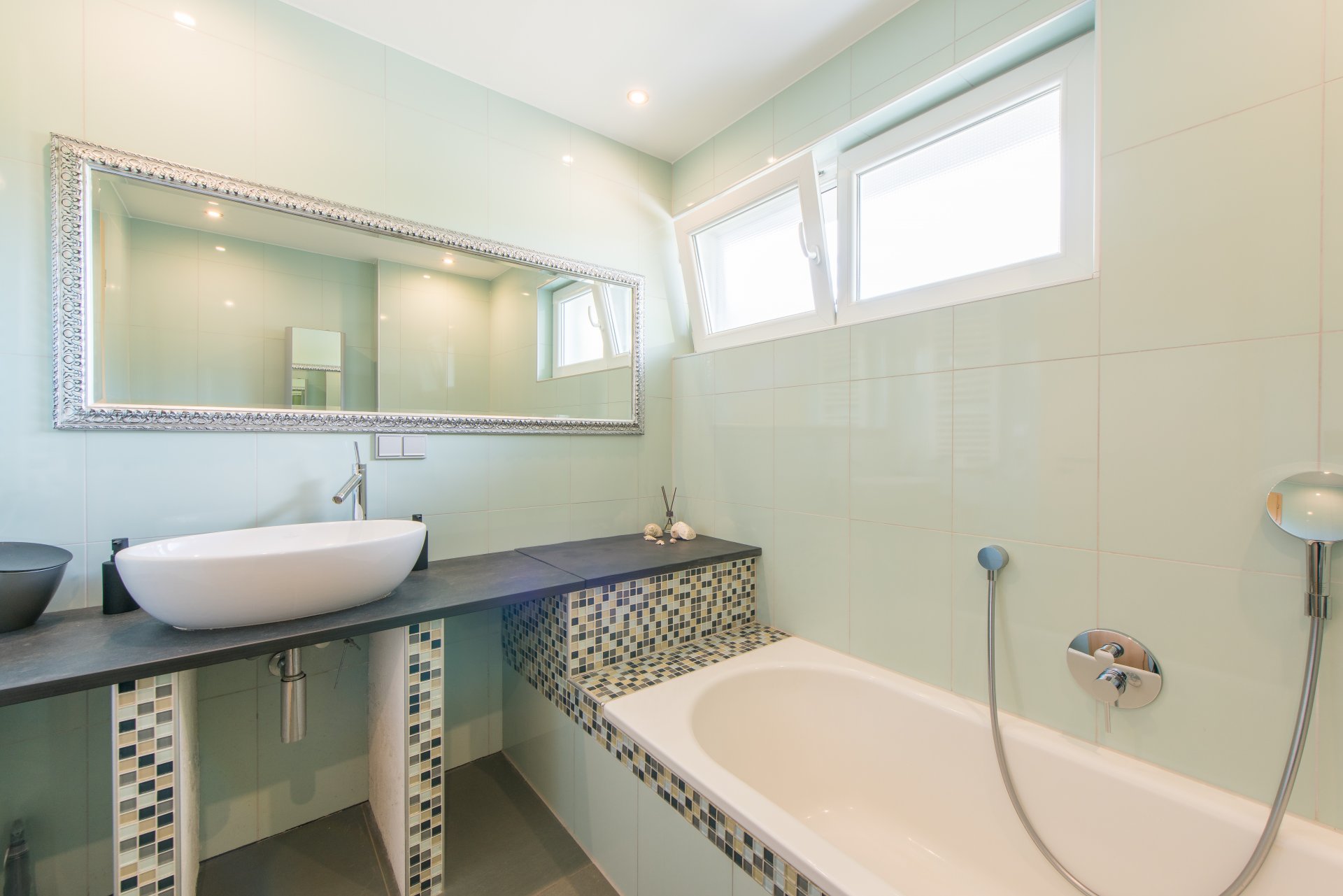 Elternbad mit Wanne, Waschtisch und WC - Oliver Reifferscheid - Immobilienmakler Darmstadt