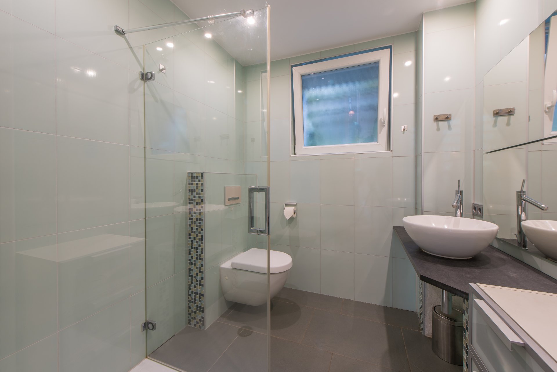 Kinderbadezimmer mit bodengleicher Dusche - Oliver Reifferscheid - Immobilienmakler Darmstadt