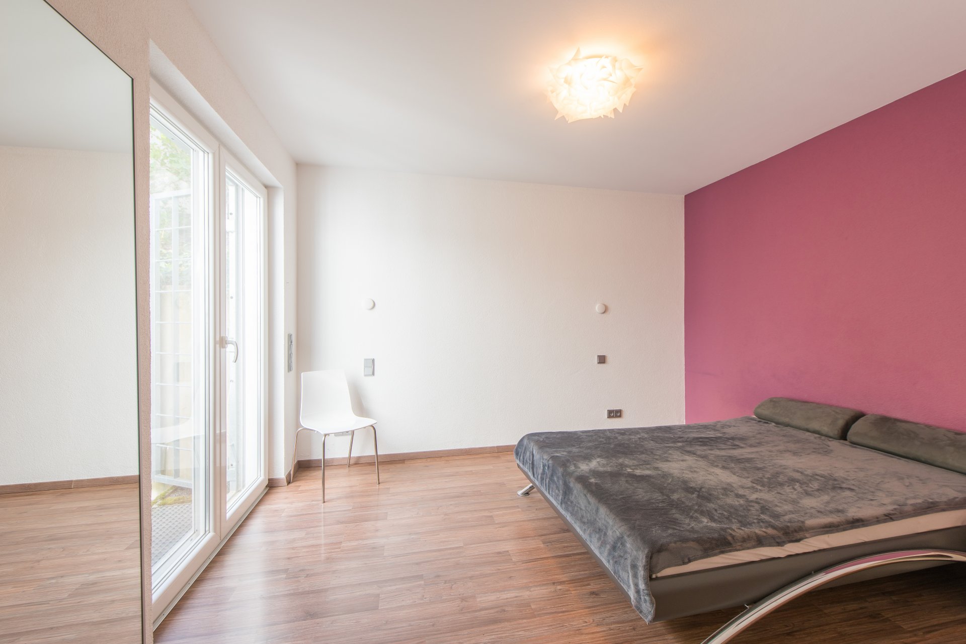 Bodentiefe, doppelflüglige Fenstertüren im Elternbereich - Oliver Reifferscheid - Immobilienmakler Darmstadt