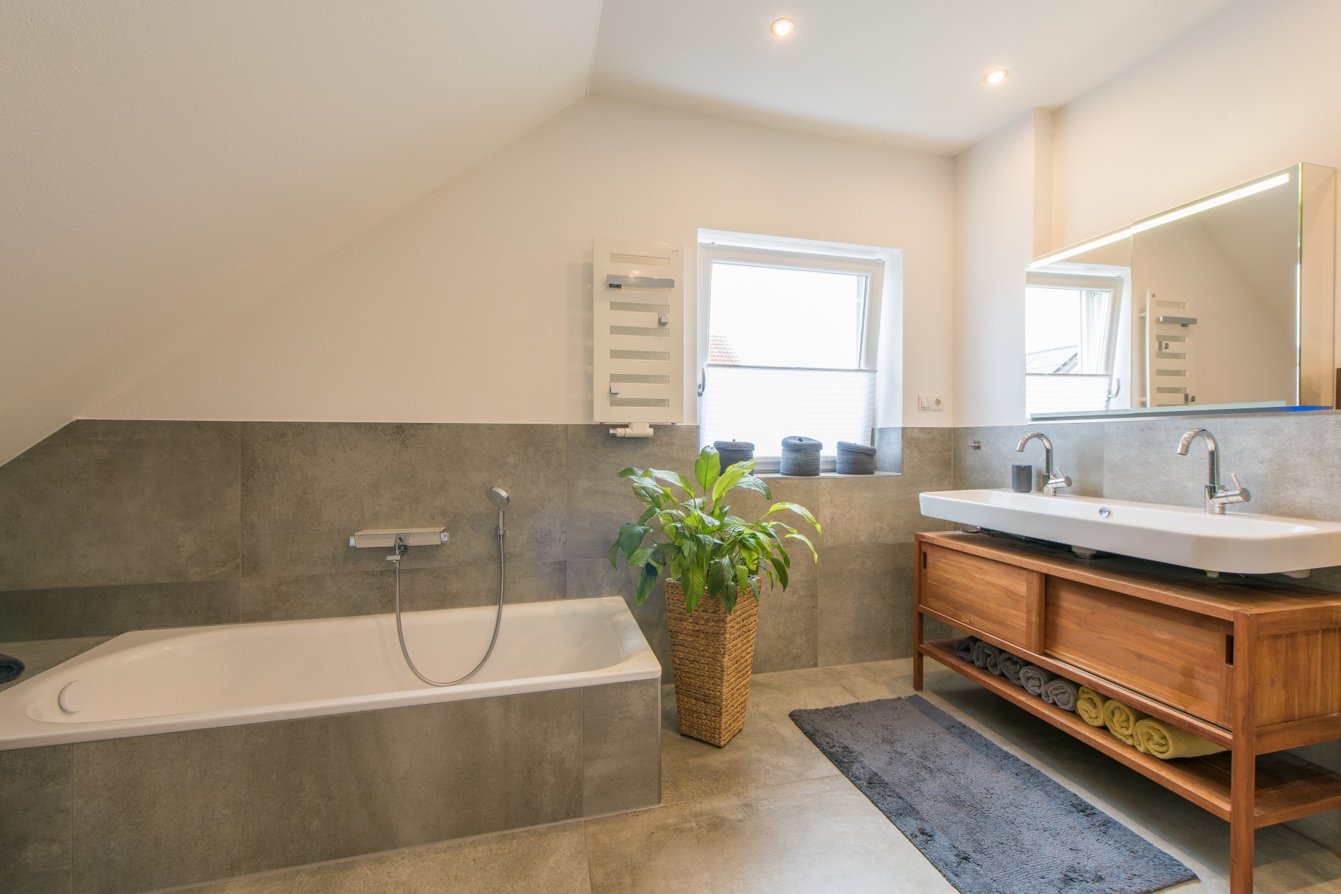 Vollbad mit Tageslicht - Oliver Reifferscheid - Immobilienmakler Darmstadt