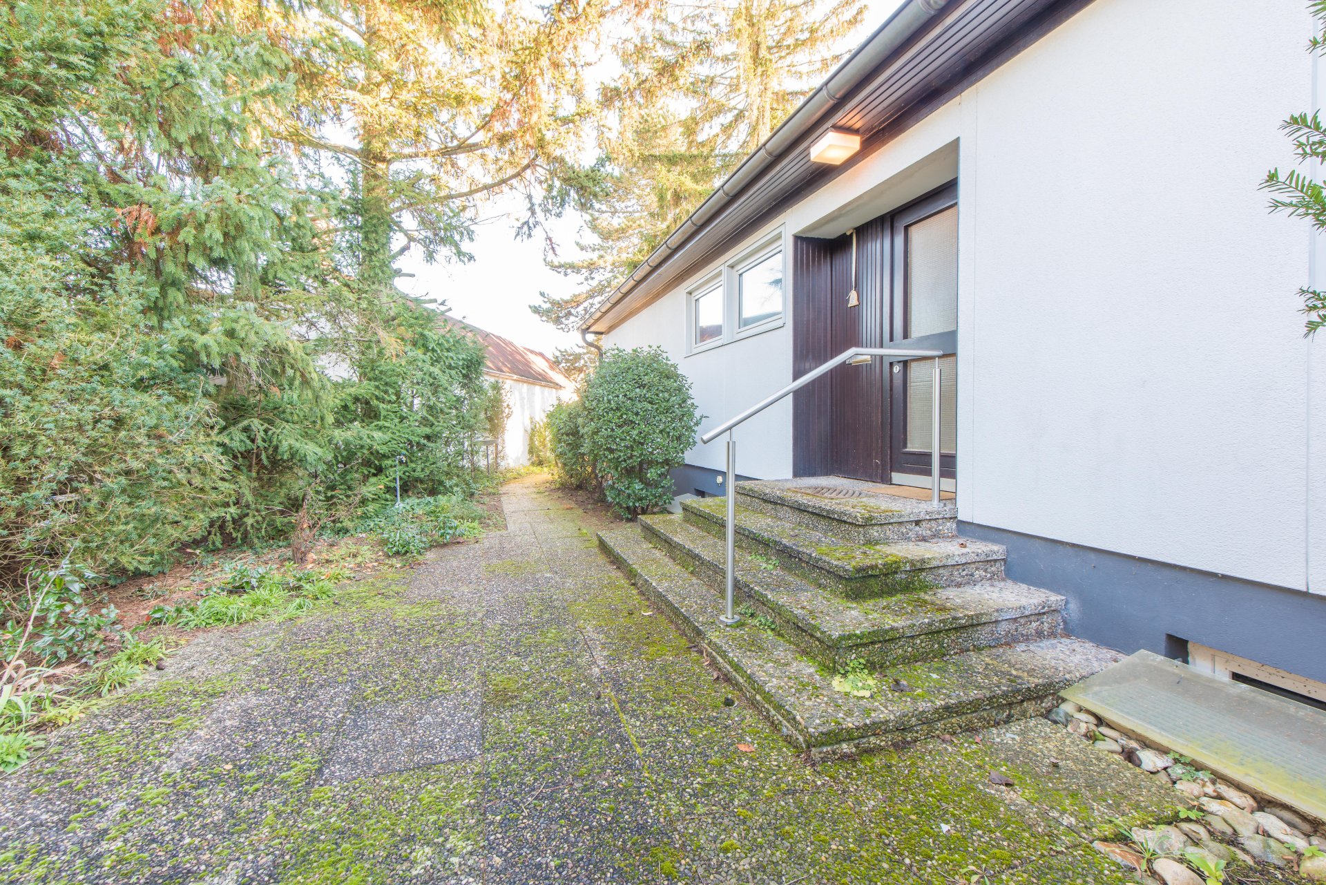 Eingang im Hochparterre. Hierdurch konnten die Fenster im Untergeschoss auf das Bodenniveau gehoben werden - Oliver Reifferscheid - Immobilienmakler Darmstadt