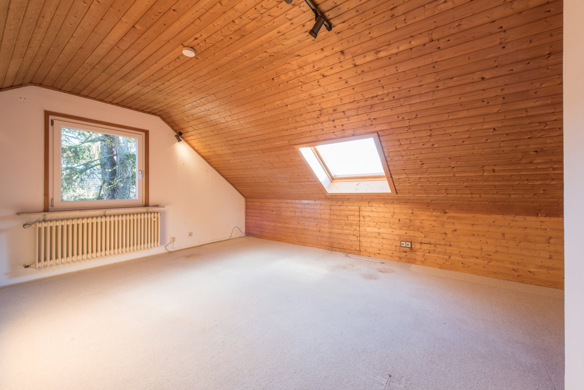 Das 2. Kinderzimmer im DG ist auch echt groß und hat ein eigenes WC - Oliver Reifferscheid - Immobilienmakler Darmstadt