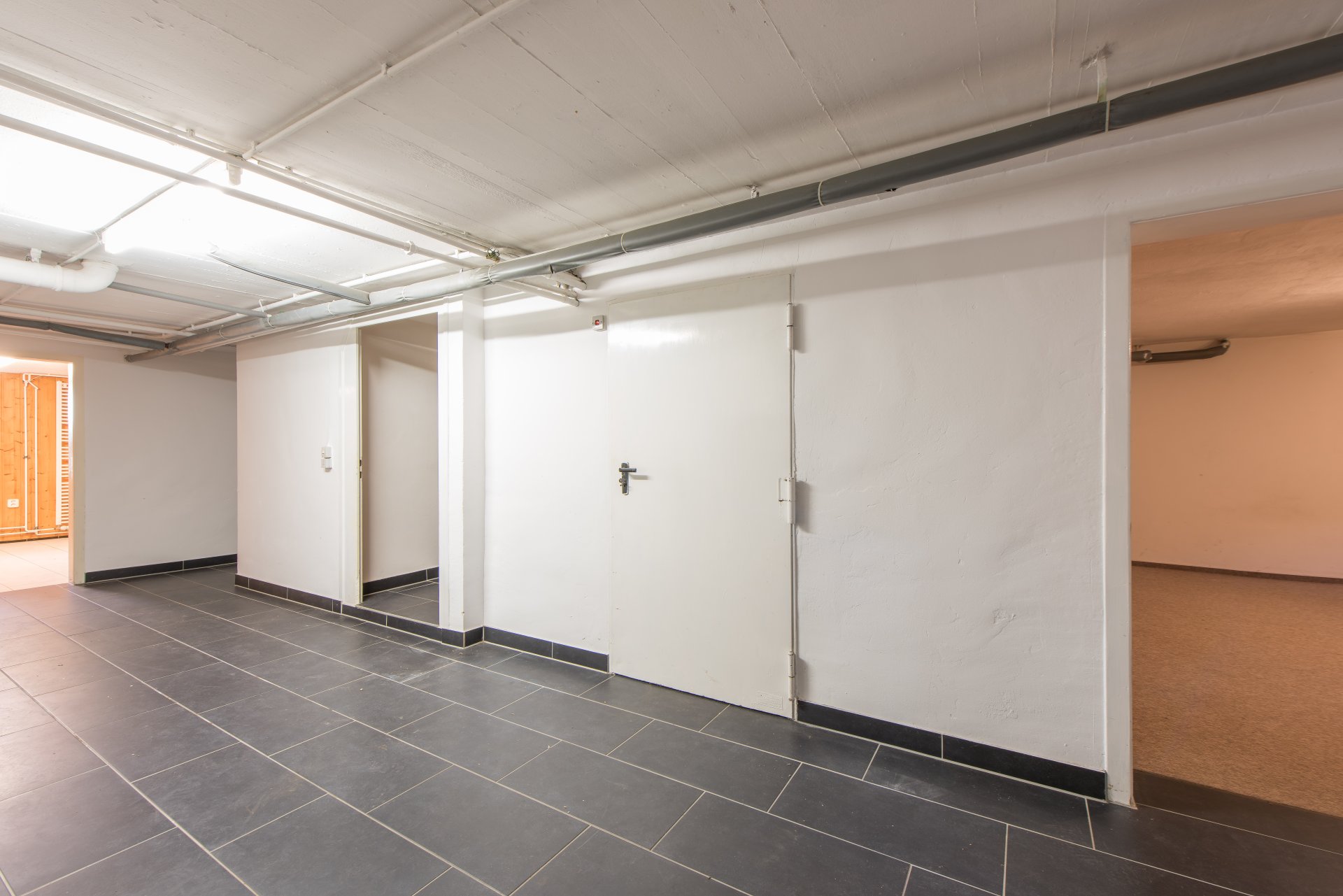 Vorraum im Untergeschoss, das ist schon fast Wohnqualität - Oliver Reifferscheid - Immobilienmakler Darmstadt