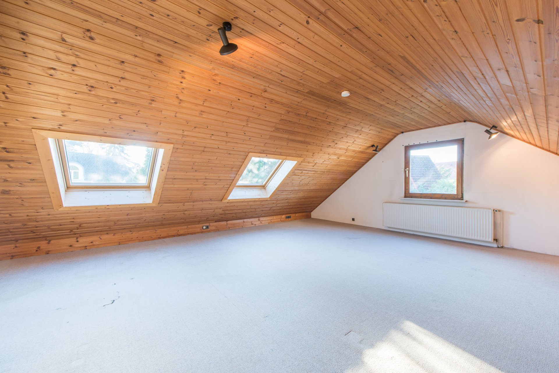 Riesiges Kinderzimmer im Dachgeschoss mit separater Ankleide - Oliver Reifferscheid - Immobilienmakler Darmstadt