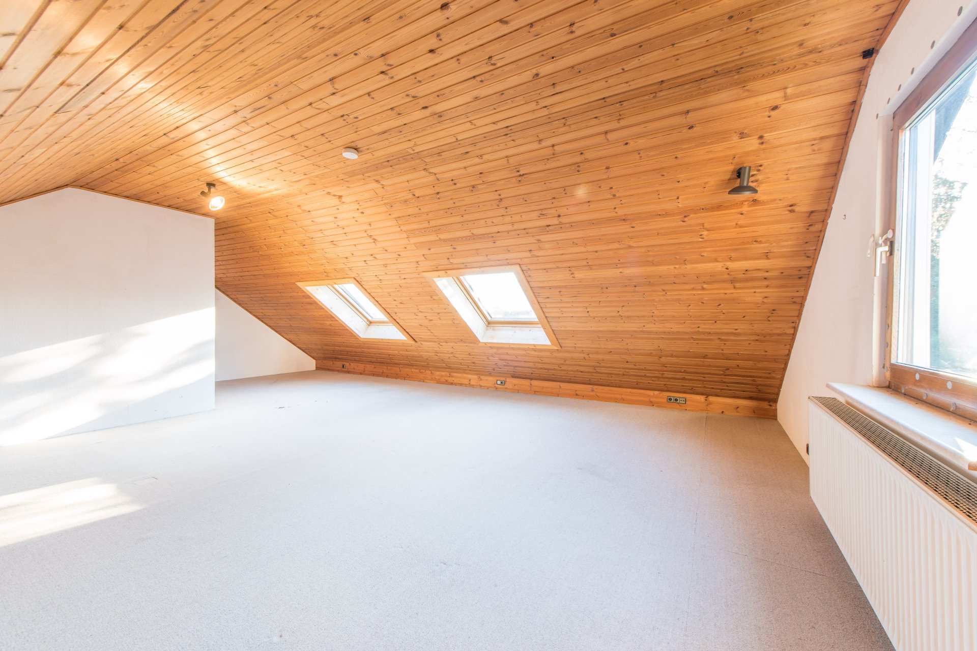 Viel Licht da Südausrichtung, die Dachflächenfenster wurden erneuert - Oliver Reifferscheid - Immobilienmakler Darmstadt