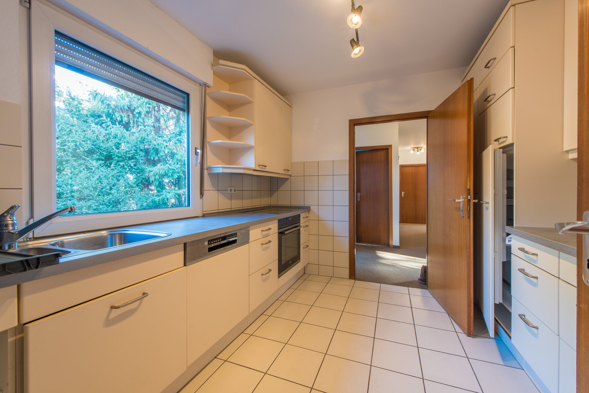 Küche mit zwei Eingängen - Oliver Reifferscheid - Immobilienmakler Darmstadt