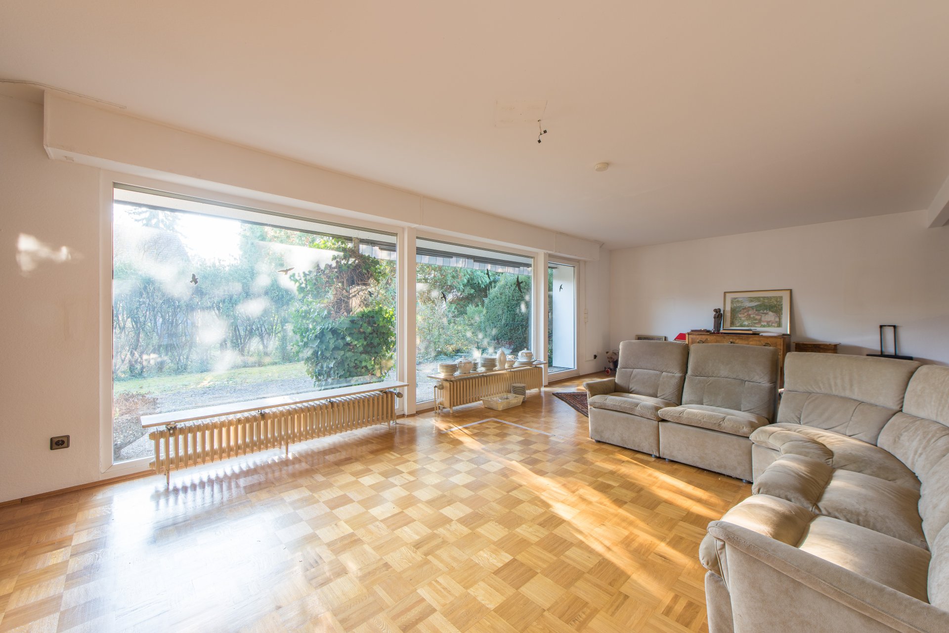 Fast raumbreite, bodentiefe Fenster Richtung Süden - Oliver Reifferscheid - Immobilienmakler Darmstadt