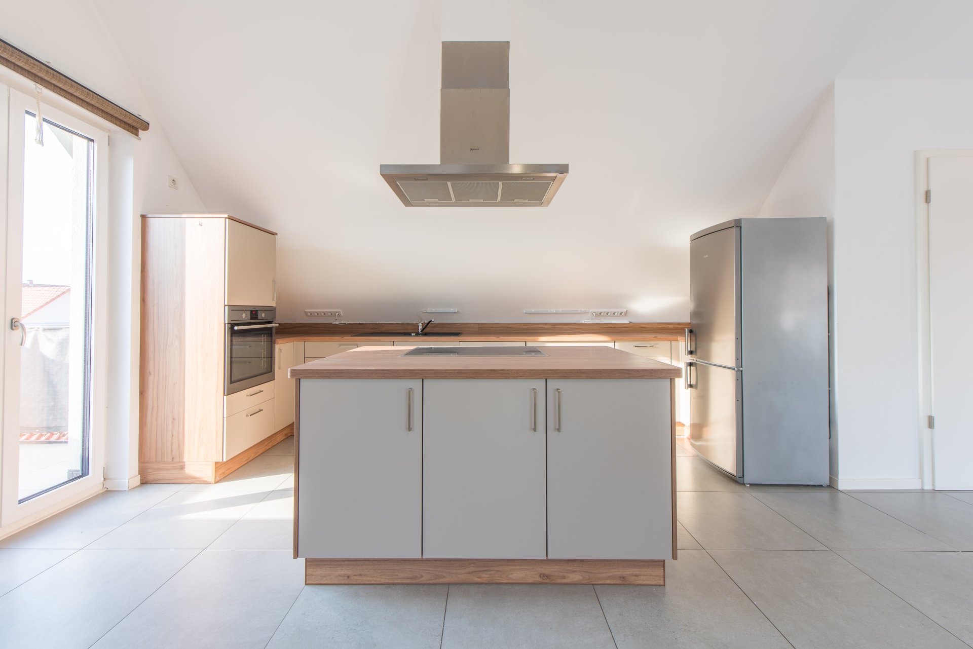 Doppelflüglige, bodentiefe Fenstertüren zum Westbalkon - Oliver Reifferscheid - Immobilienmakler Darmstadt