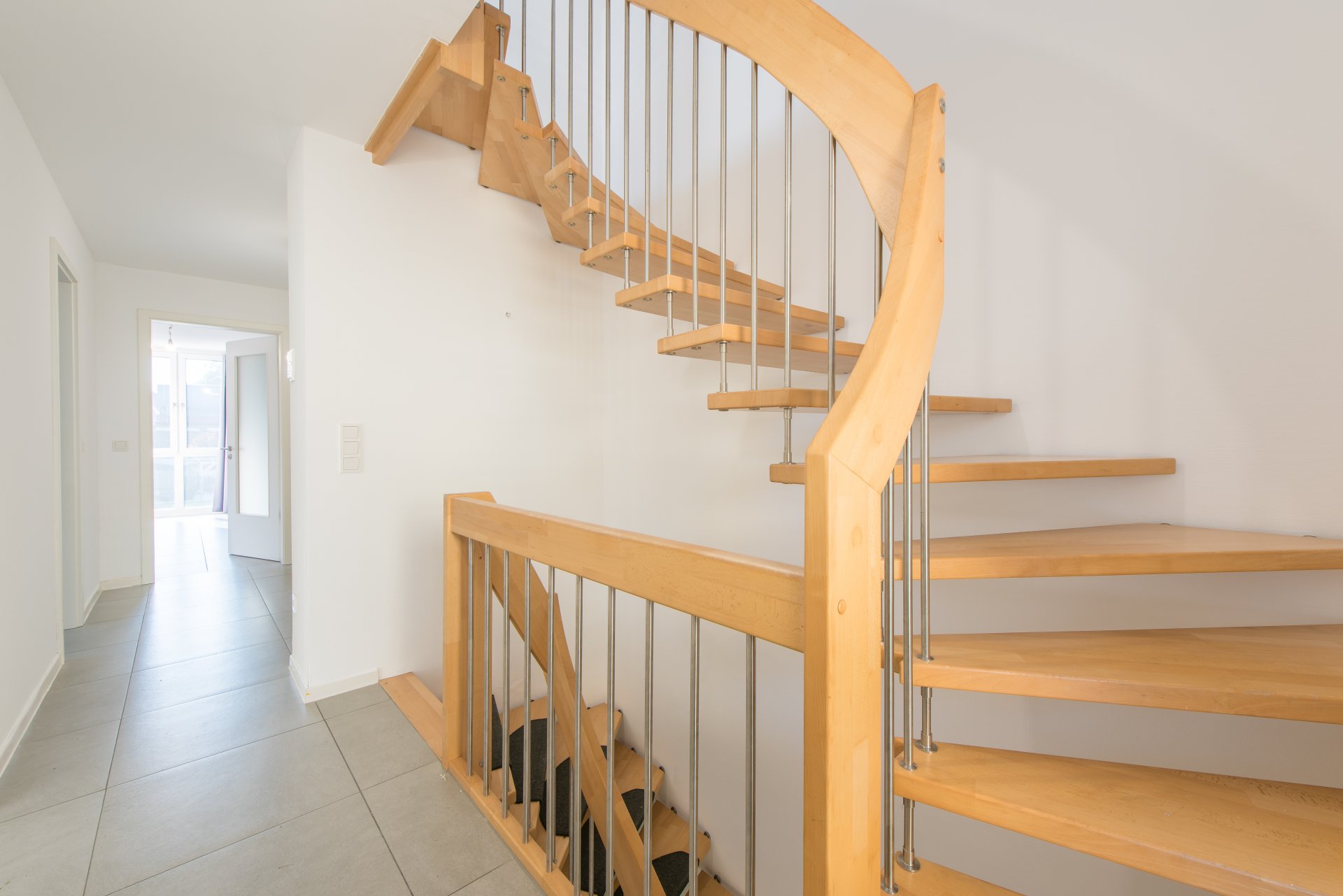 Modernes, leichtes Treppenhaus - Oliver Reifferscheid - Immobilienmakler Darmstadt