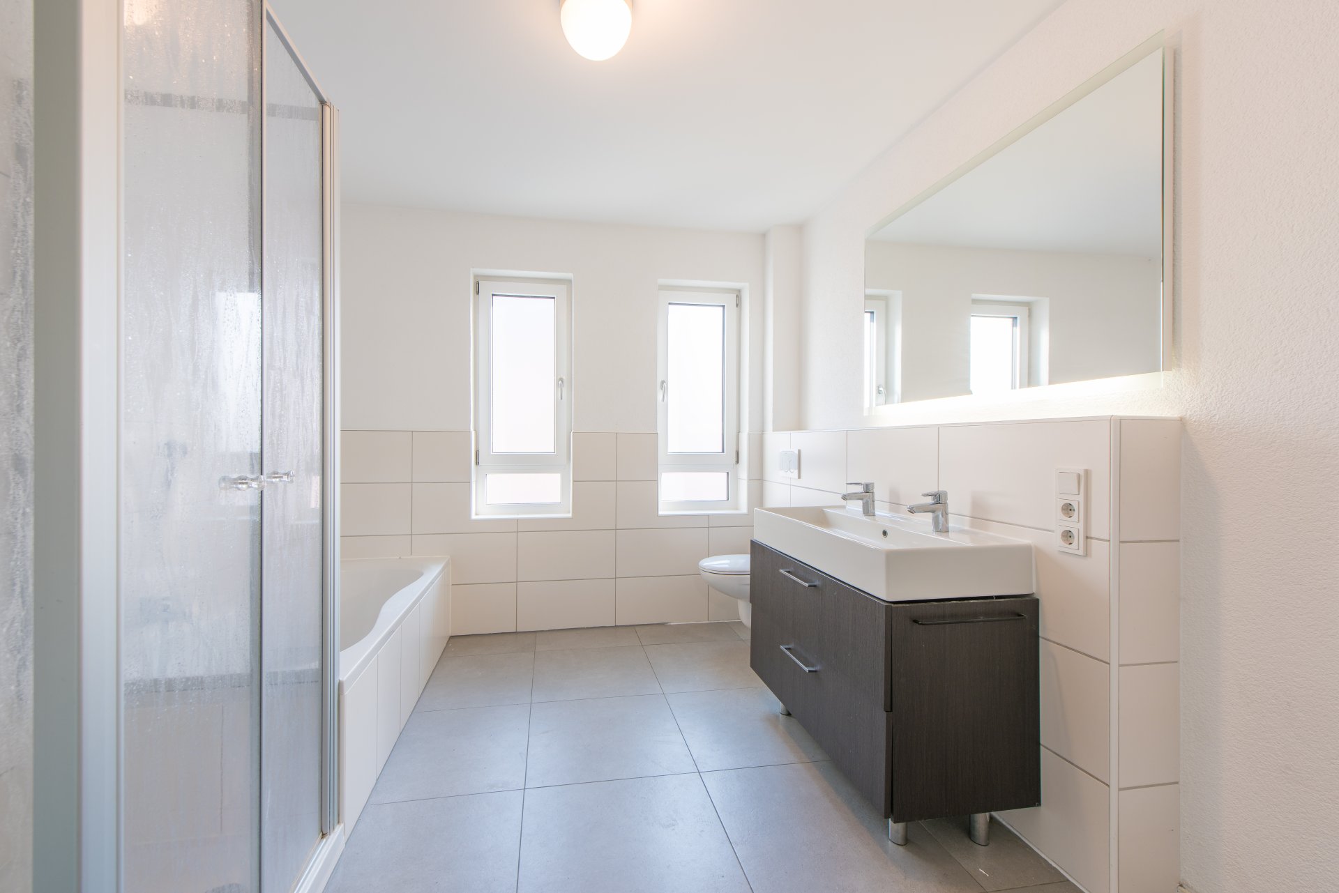 Großes, modernes Tageslichbad mit Wanne und bodengleicher Dusche - Oliver Reifferscheid - Immobilienmakler Darmstadt